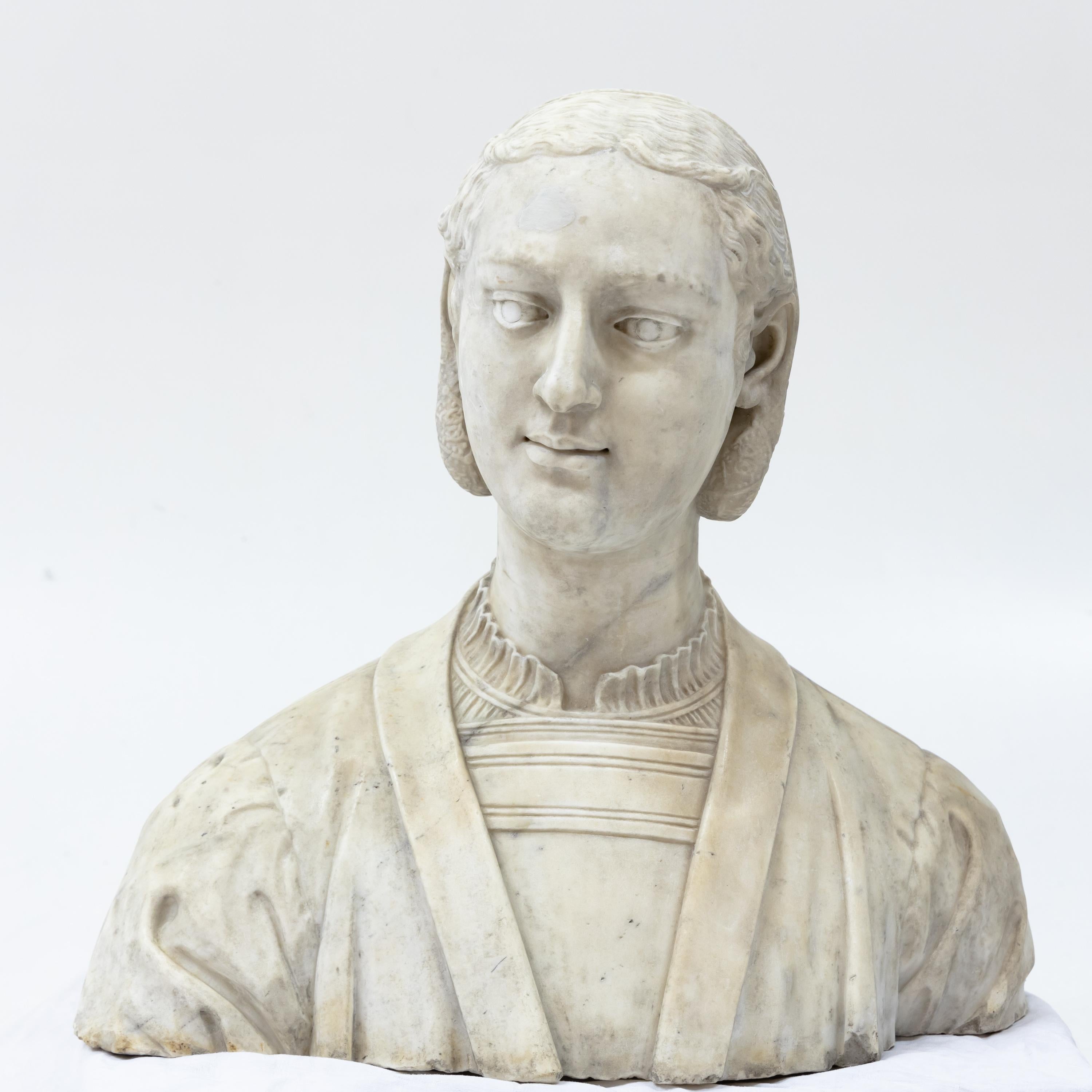 Marble bust of a lady in Renaissance clothes with slightly turned head, looking to the left.