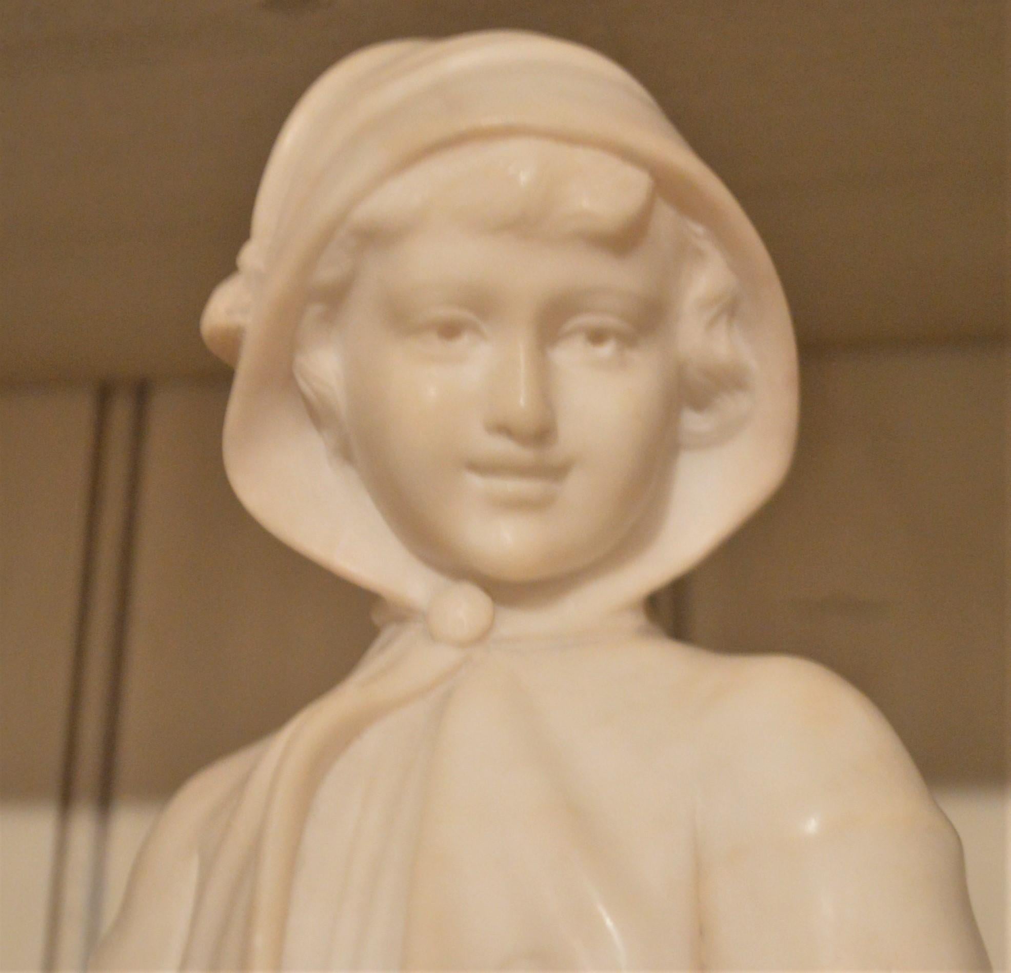 Eine charmante Marmorbüste eines jungen Mädchens, unsigniert, ausgeführt in der Mitte des 19. Jahrhunderts in Italien. Es ist in sehr gutem Zustand und der Ausdruck des Mädchens ist attraktiv aus 
alle Blickwinkel.