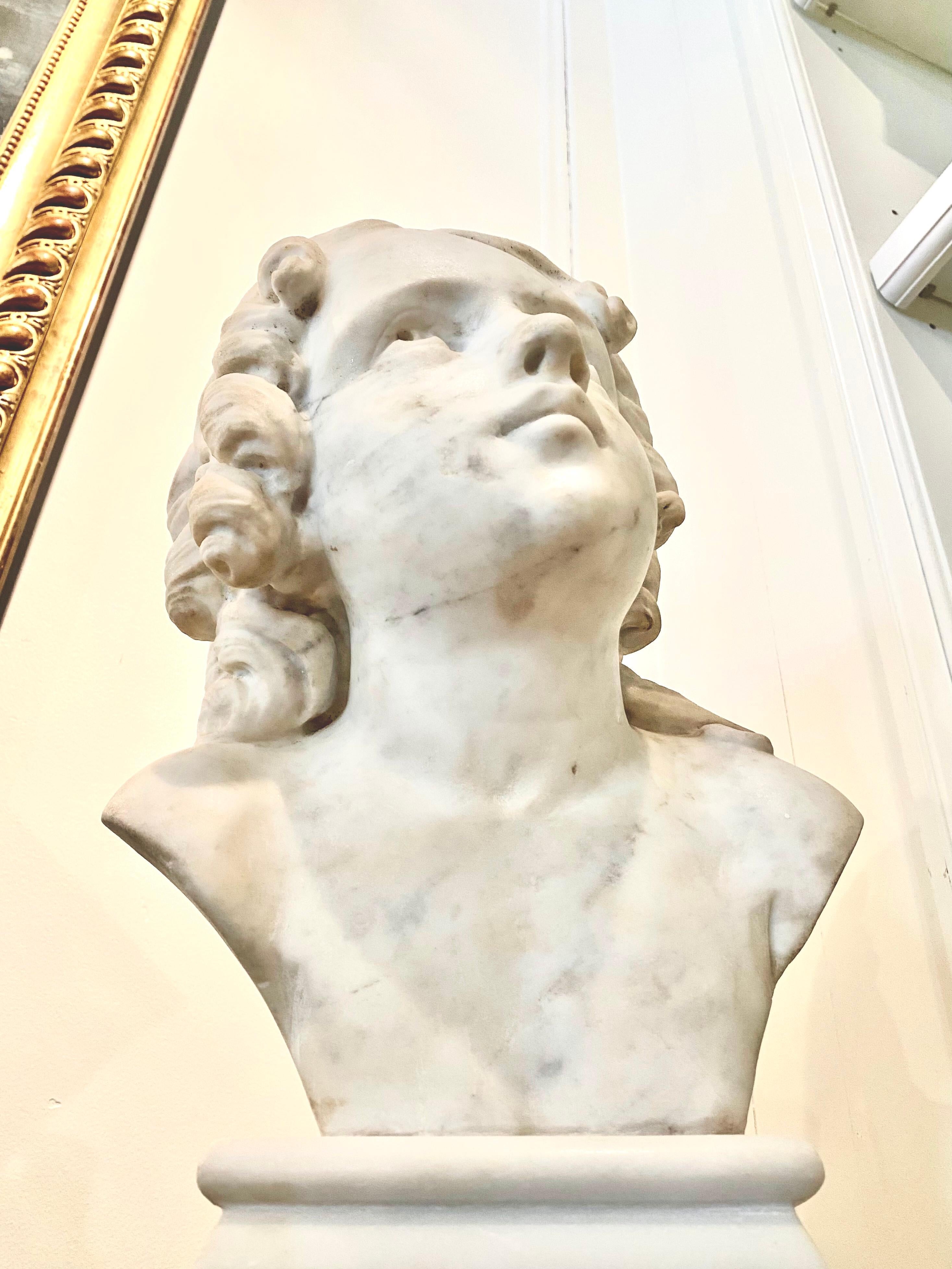 Busto di giovane uomo in marmo, Marmo di Carrara in vendita 3