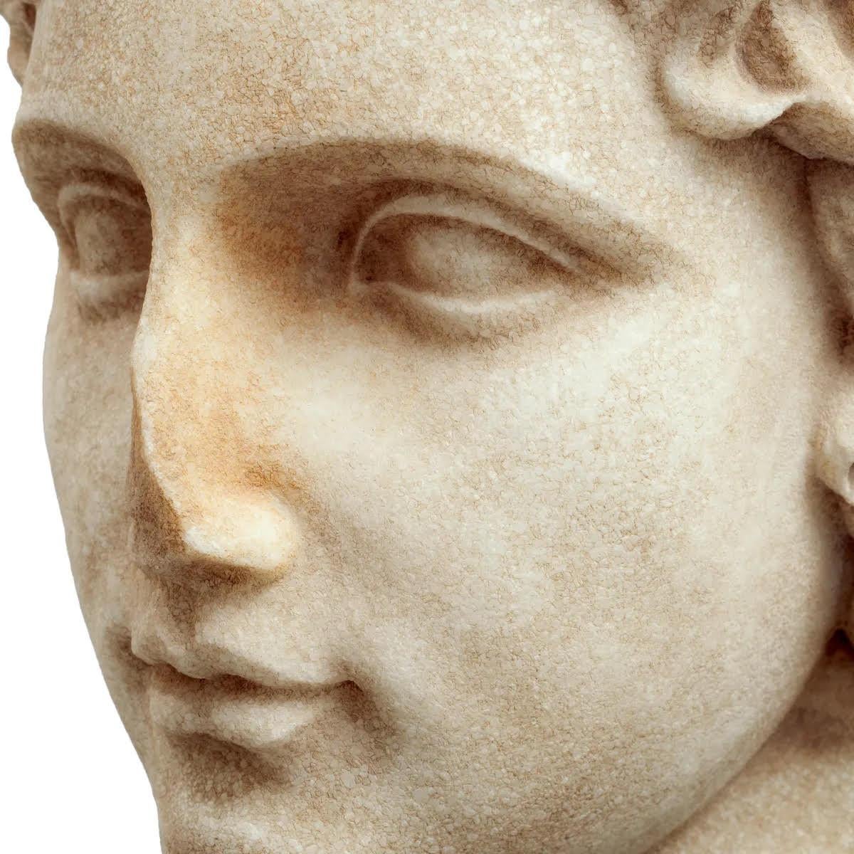 Marble Bust of a Young Roman Man, Patinated Marble, Contemporary Work. In New Condition For Sale In Saint-Ouen, FR