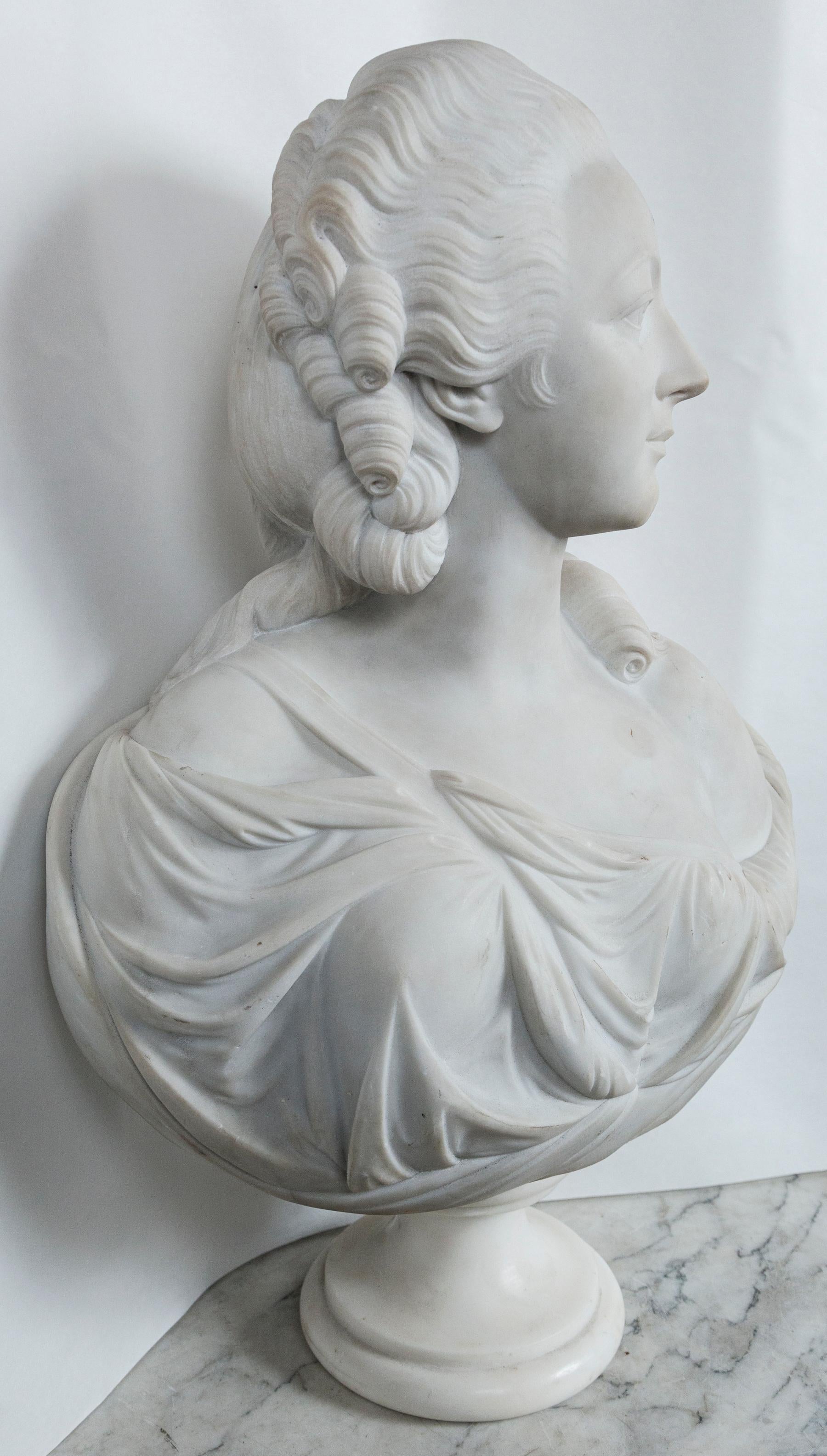 Marble Bust of an Elegant Lady In Good Condition For Sale In Woodbury, CT