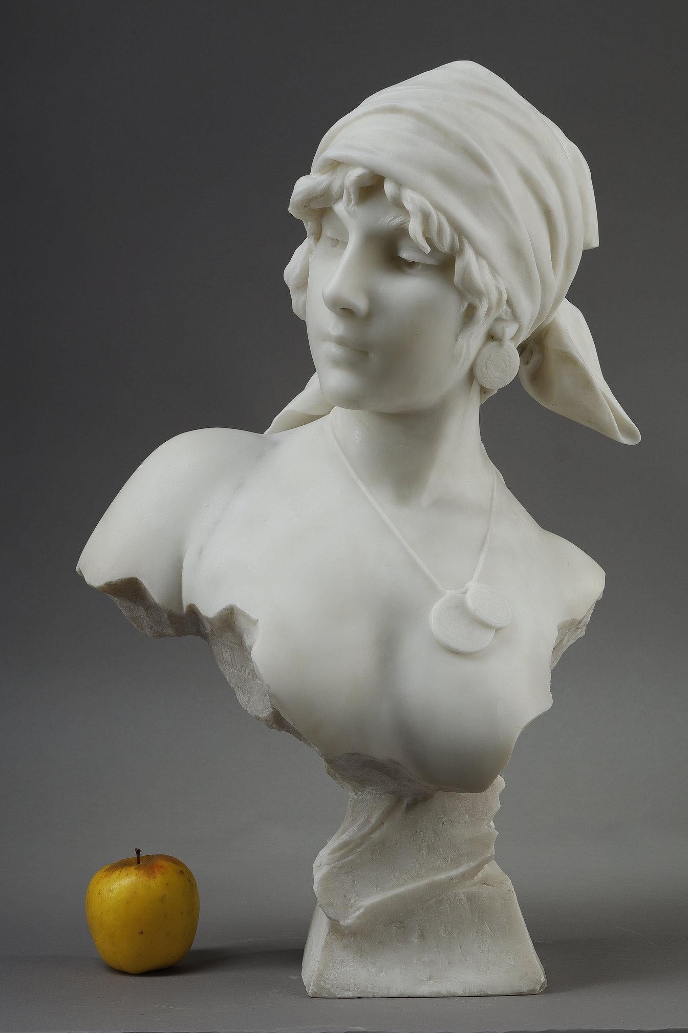 Preciosa escultura de mármol firmada por Emmanuel Villanis (1858-1914) que representa el busto de una gitana de mirada segura e impertinente, con el pelo recogido en un pañuelo y adornada con un collar y un pendiente medalla. Firmado Villanis en el