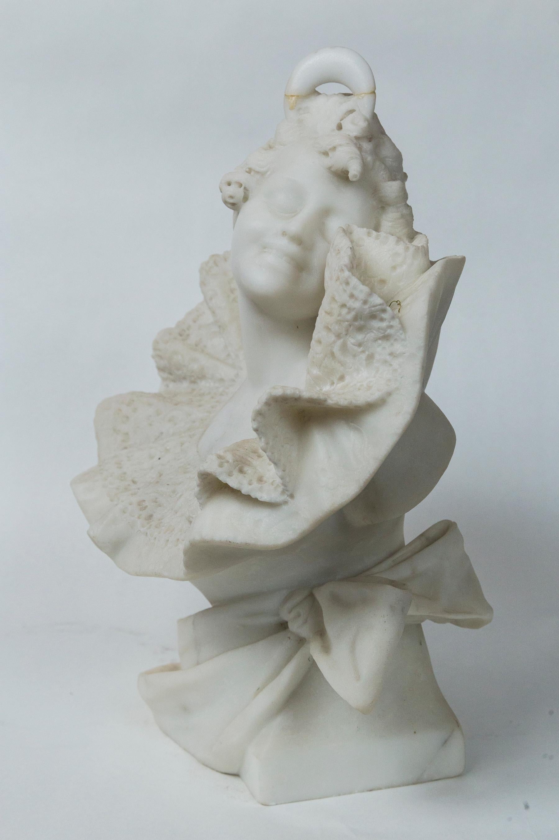 Marble Bust of Lady with a Frilly Collar In Good Condition For Sale In Woodbury, CT