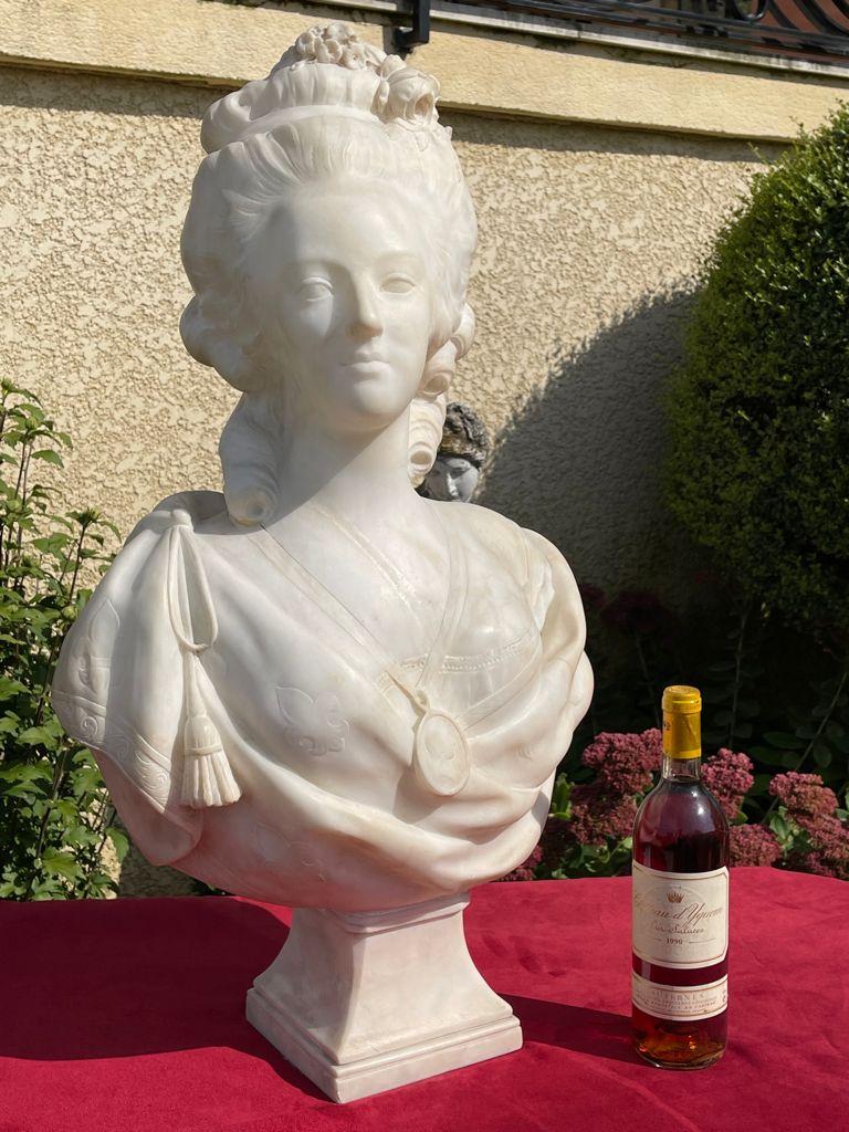 Superb and large bust in Carrara marble representing Marie-Antoinette. This bust is in very good condition. Unsigned.

Dimensions
Height 81cm
Width 47cm
Depth 25cm