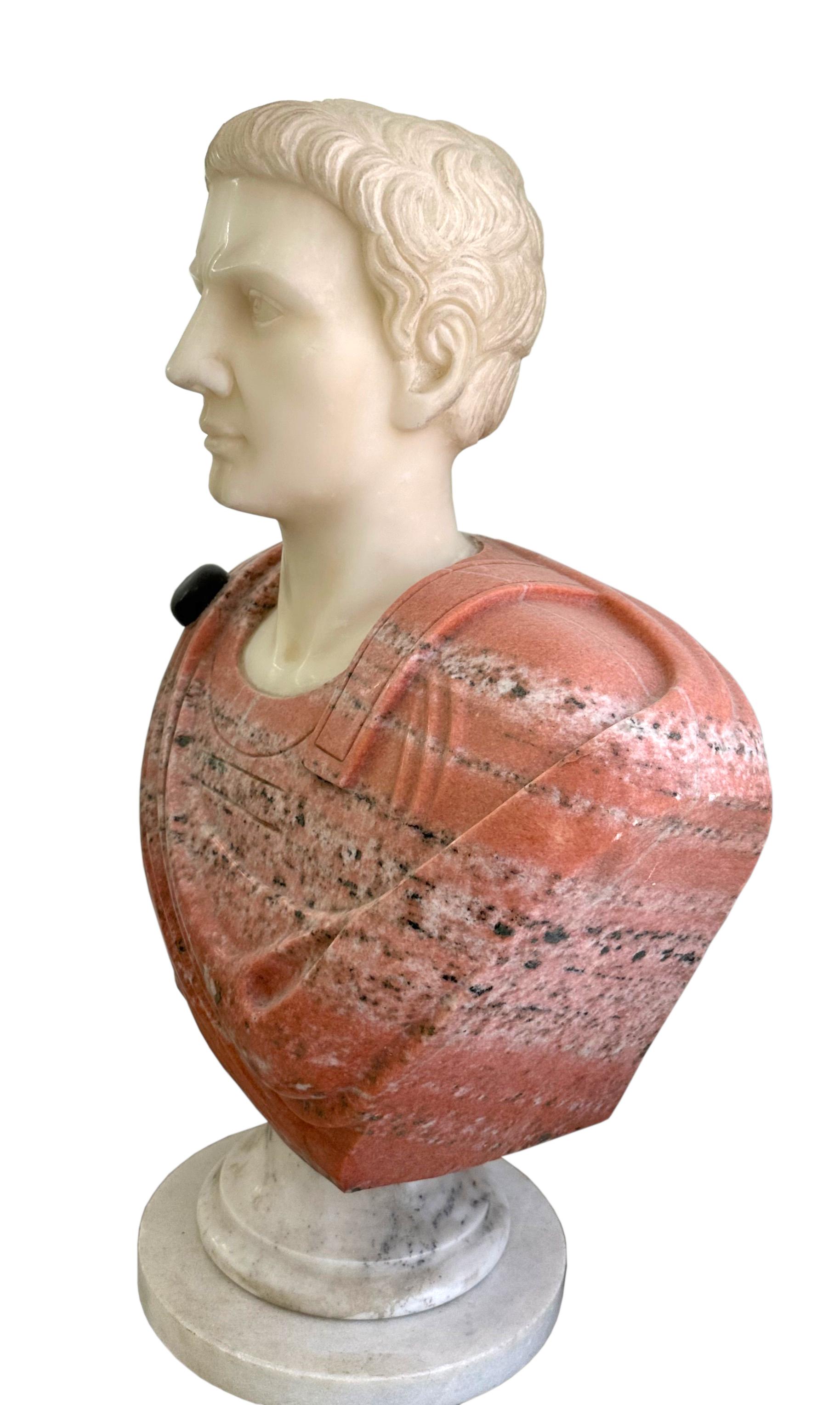 
Busto in marmo dell'imperatore Augusto
Testa e base in marmo di Carrera con toga in marmo color salmone e bianco.
Altezza 30 pollici, larghezza 22,5 pollici, profondità 19 pollici.
Rapporto sulle condizioni
Buone condizioni.