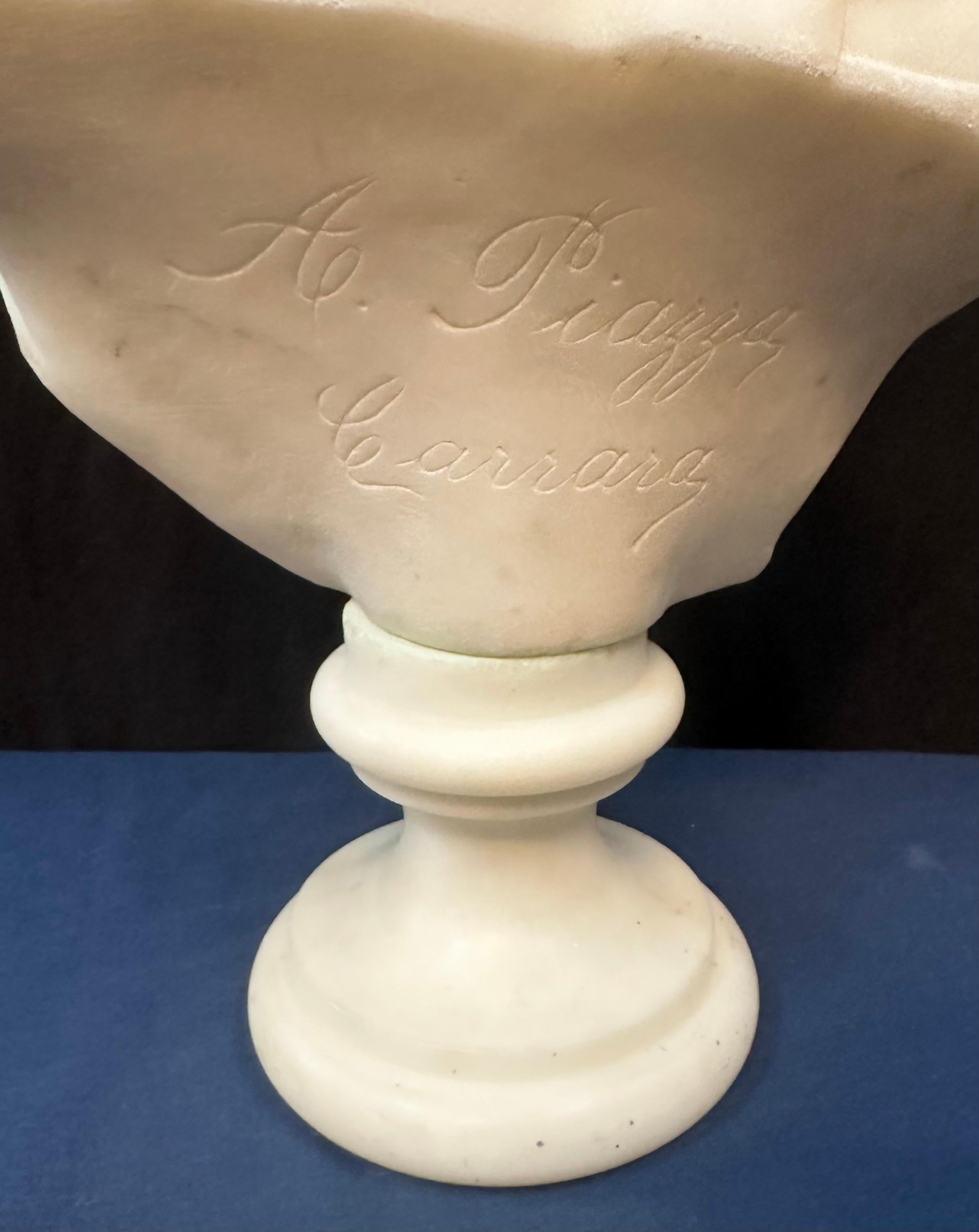 marble bust of woman wearing a hat In Good Condition For Sale In Bronx, NY