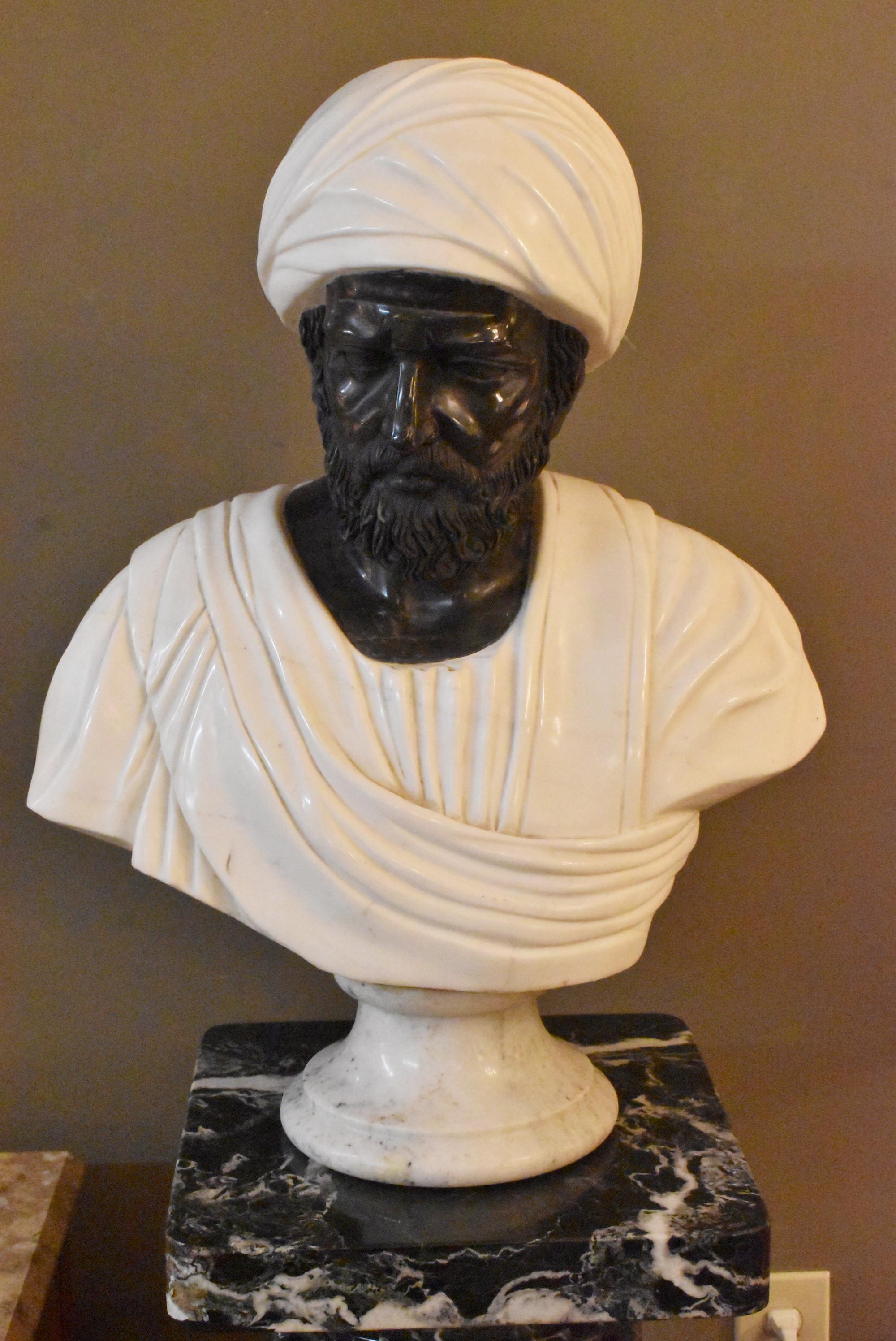 Moderno Busto e piedistallo in marmo Uomo mediorientale con turbante in vendita