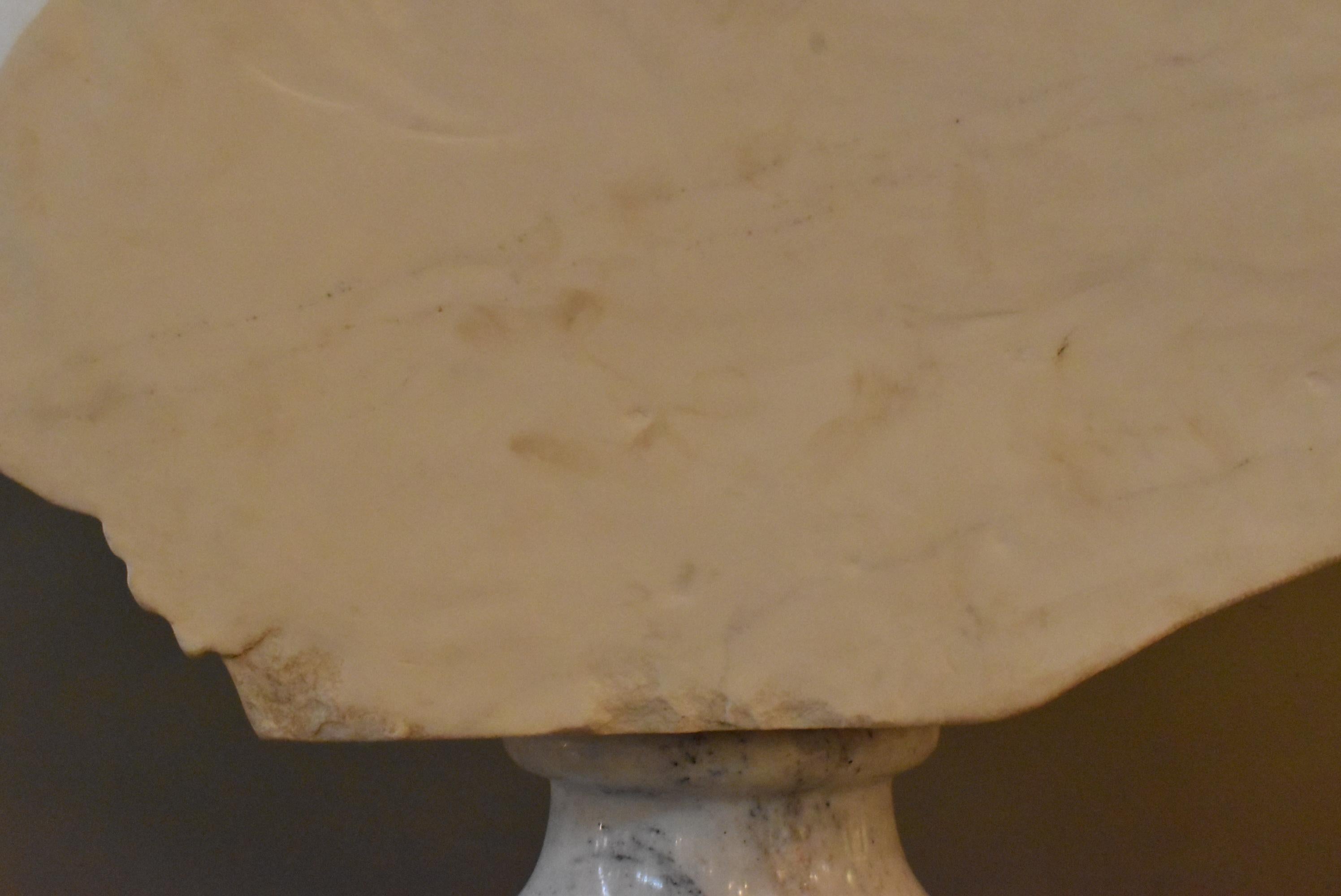 XX secolo Busto e piedistallo in marmo Uomo mediorientale con turbante in vendita