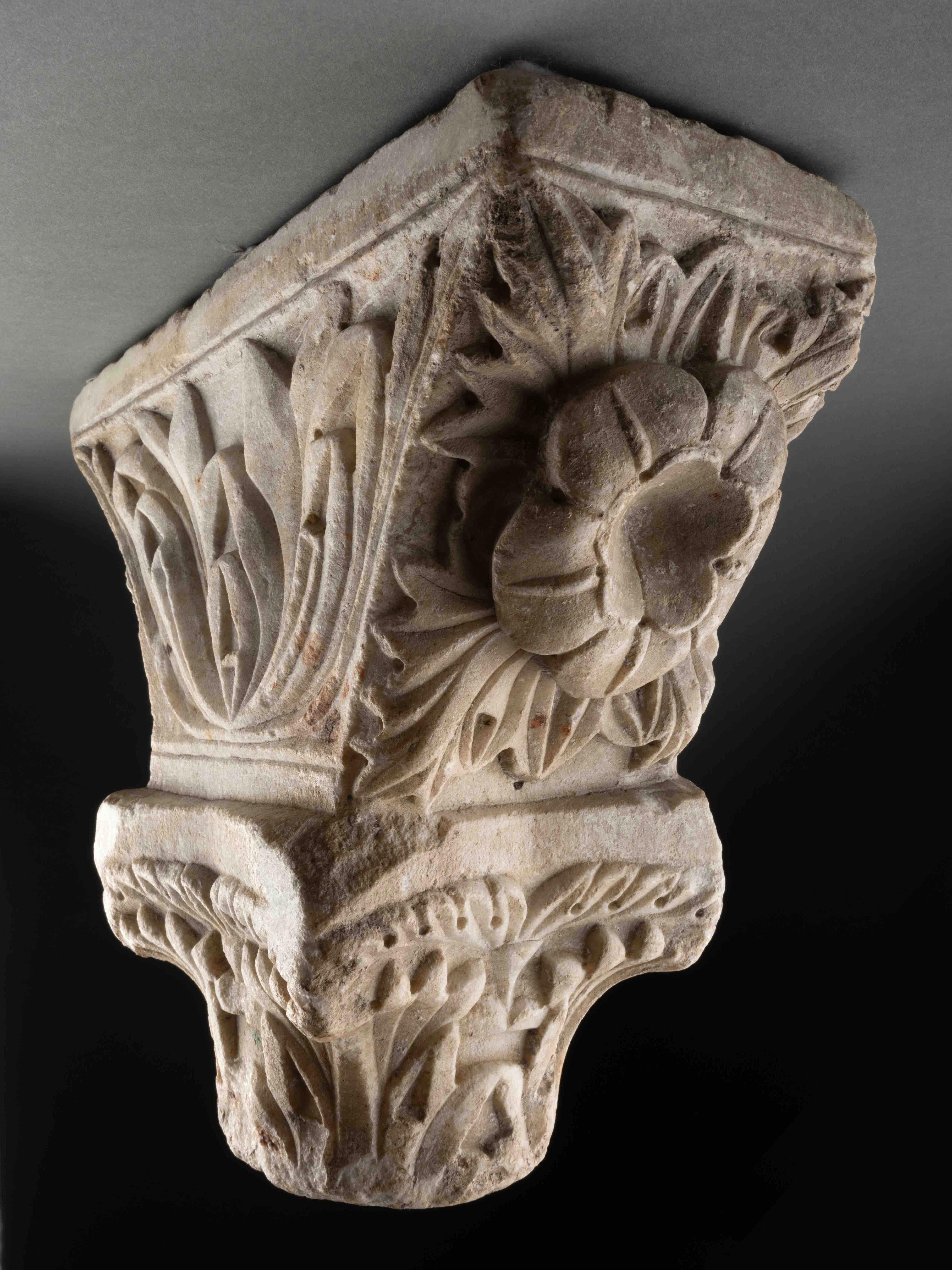 Medieval Marble capital carved with acanthus leaves - Apulia, 13th century For Sale