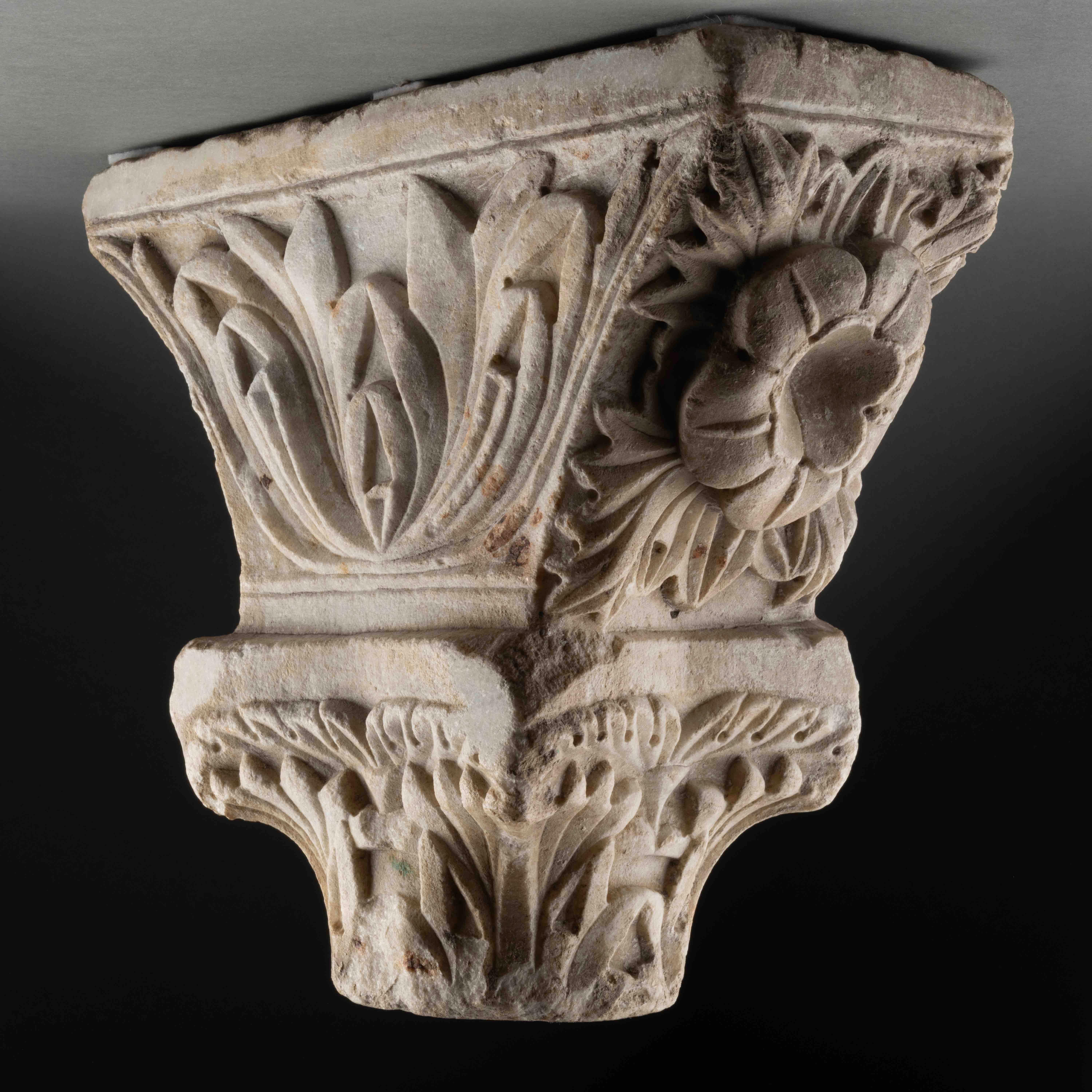 Italian Marble capital carved with acanthus leaves - Apulia, 13th century For Sale
