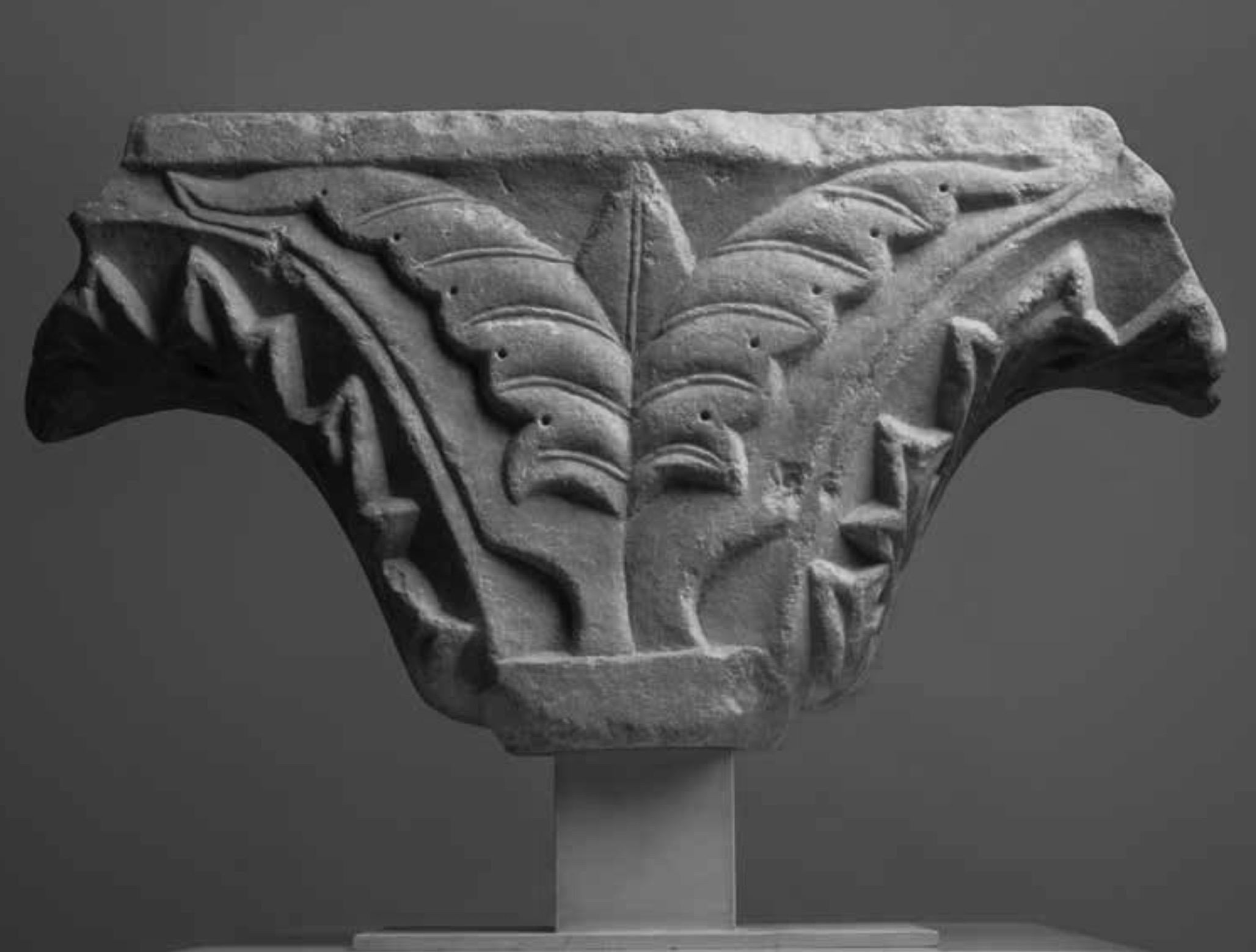 Carved Marble capital carved with acanthus leaves - Apulia, 13th century For Sale