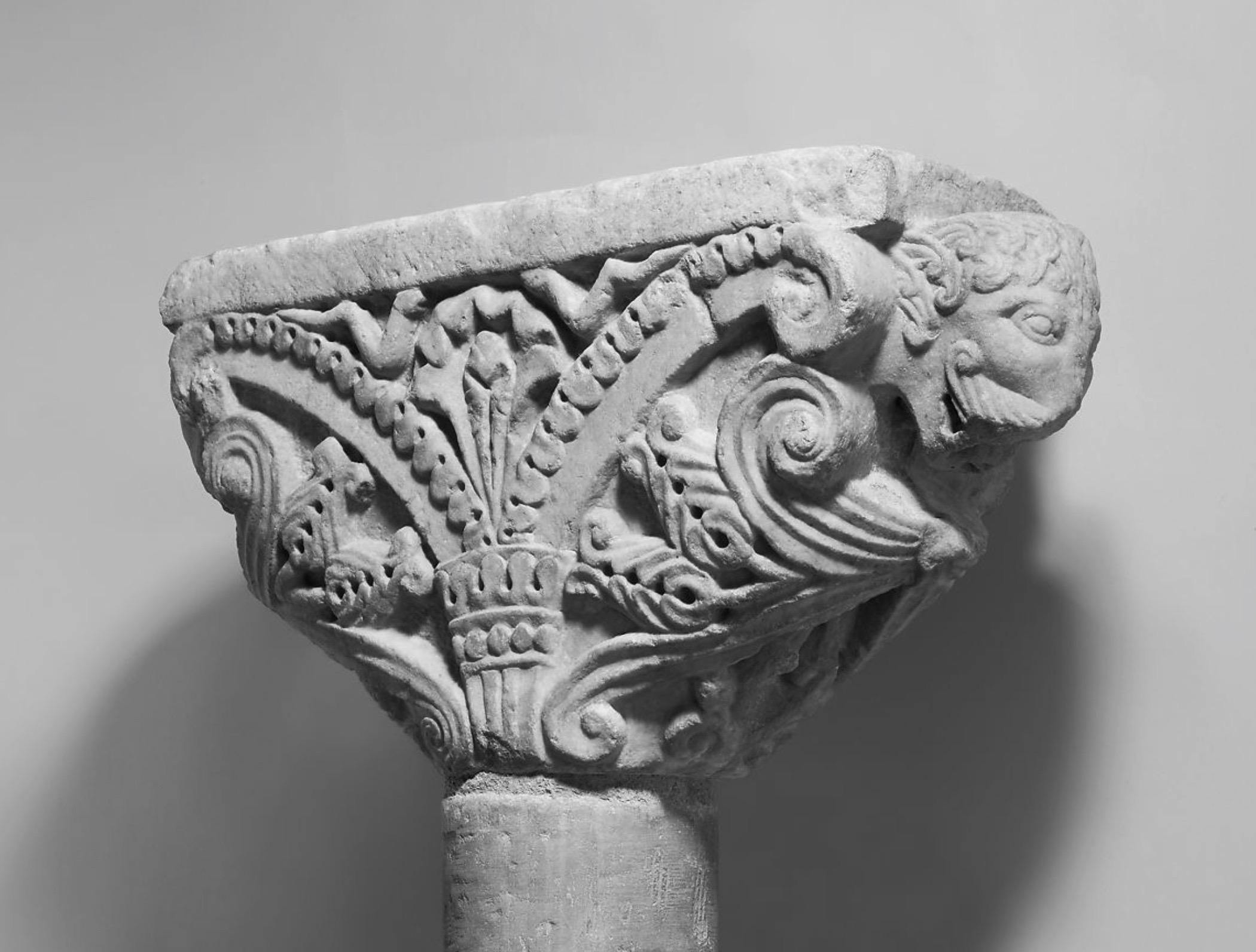 Marble capital carved with acanthus leaves - Apulia, 13th century In Good Condition For Sale In Bruxelles, BE