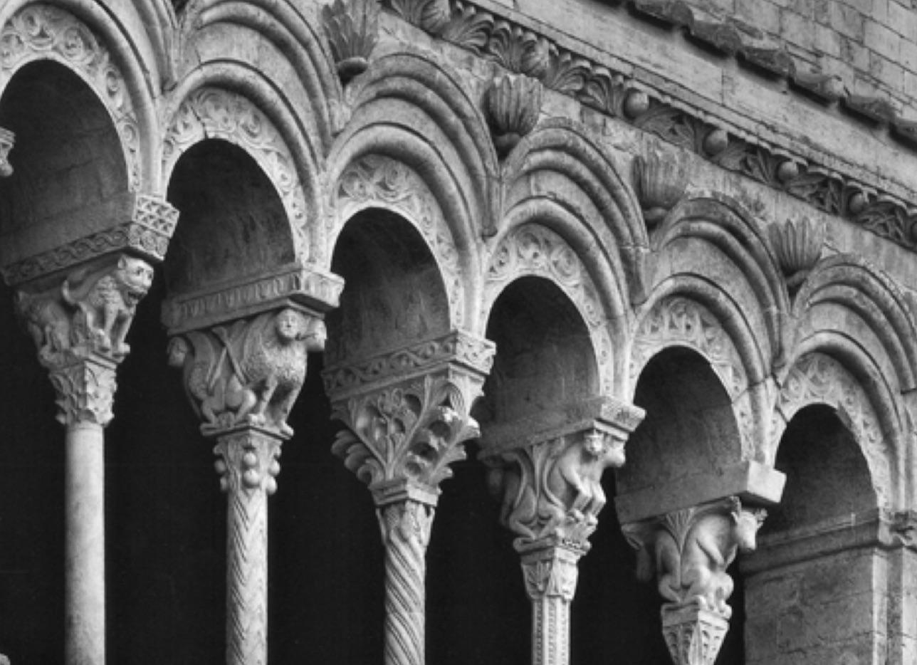 Marble capital carved with acanthus leaves - Apulia, 13th century For Sale 1