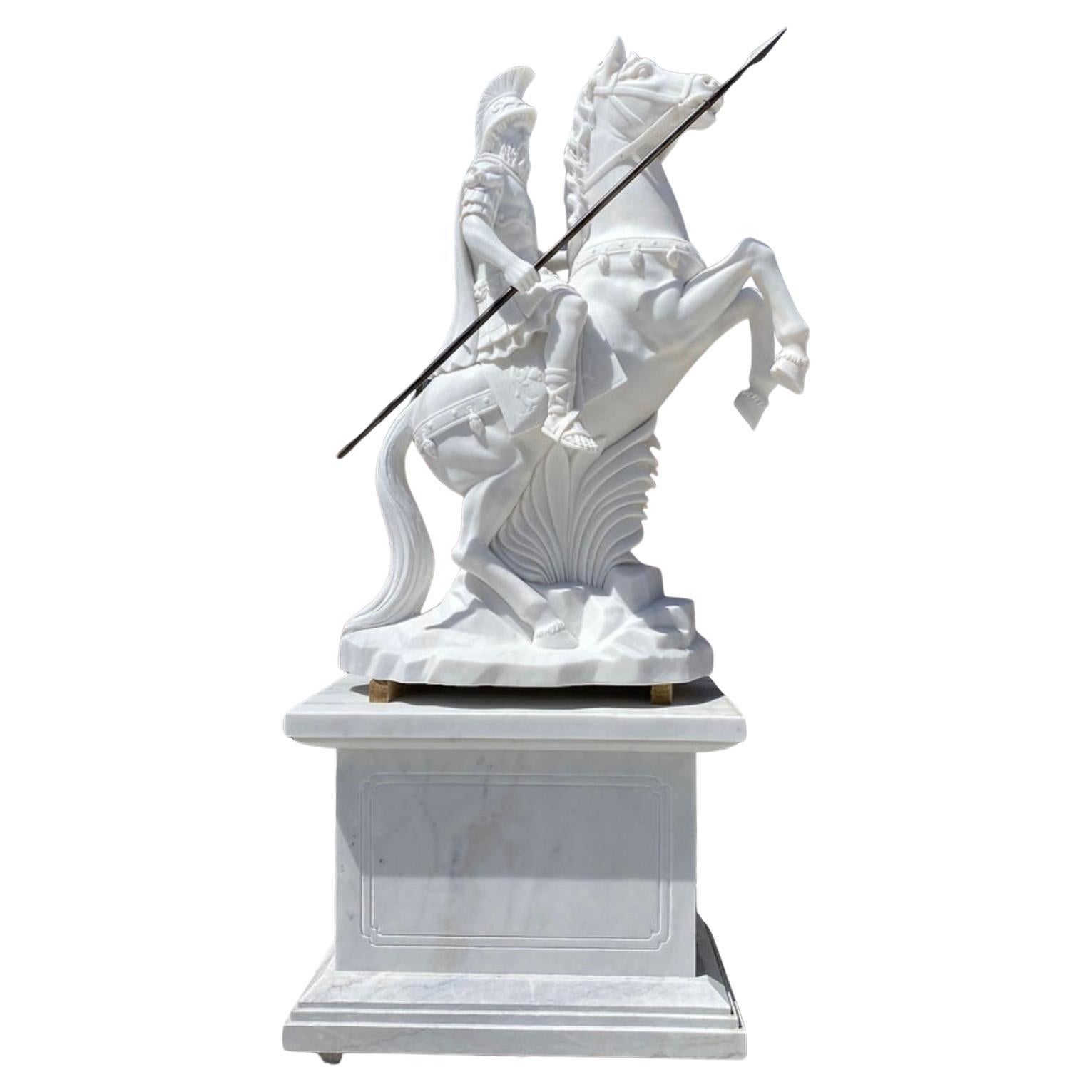 La scultura di Conquistador scolpito in marmo che alleva cavalli è un pezzo impressionante e imponente che cattura il dramma e il valore di un conquistador spagnolo in un momento di azione. La scena è tipicamente caratterizzata da un conquistador,