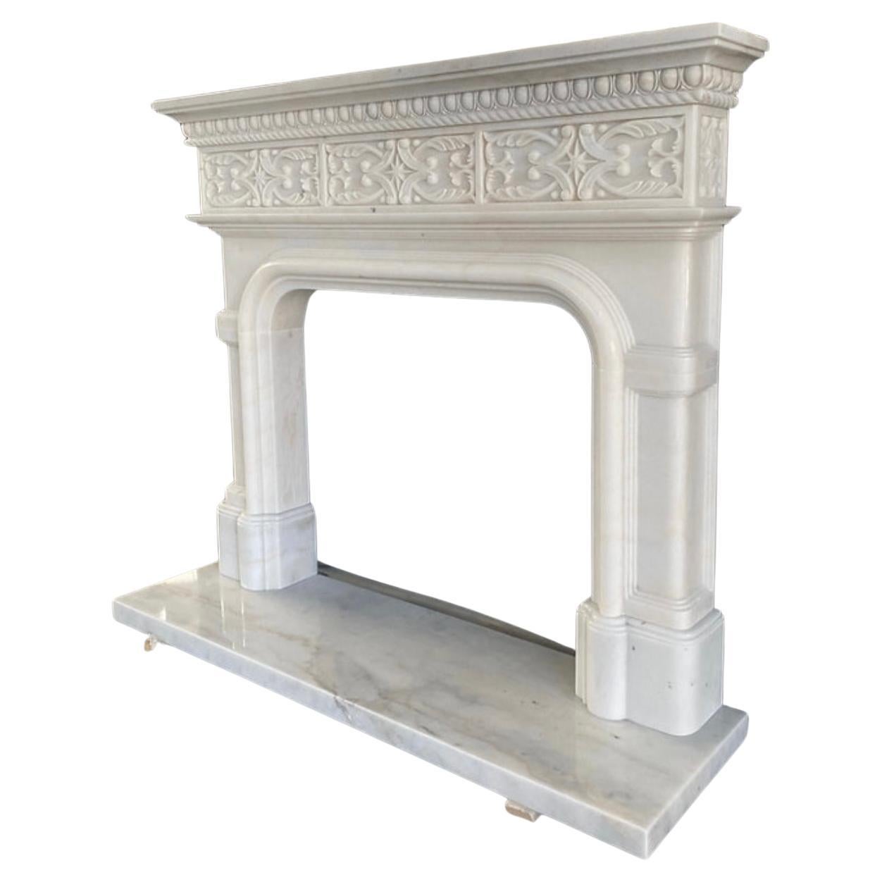 Cette cheminée gothique en marbre sculpté témoigne d'un savoir-faire exceptionnel et d'un design gothique intemporel. Fabriqué sur commande, il présente des sculptures complexes avec des arcs en ogive et des détails ornementaux qui évoquent la