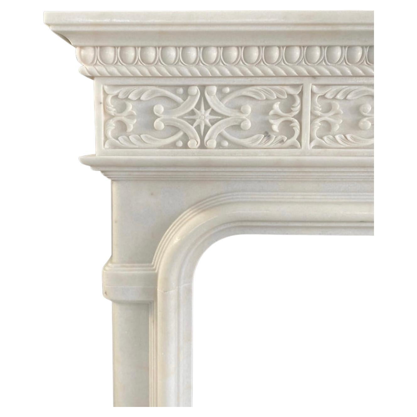 Européen Cheminée gothique sculptée en marbre en vente