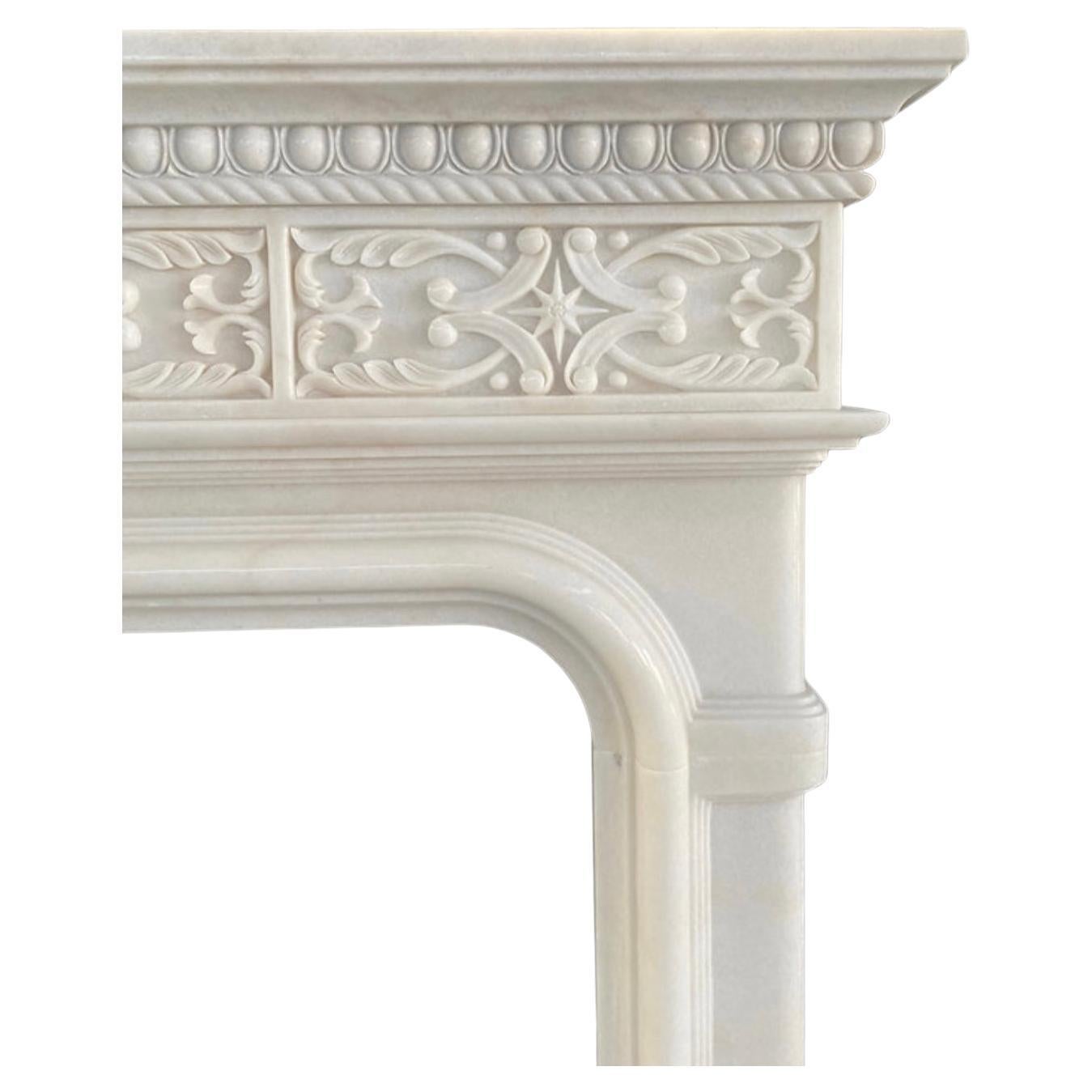 Sculpté à la main Cheminée gothique sculptée en marbre en vente