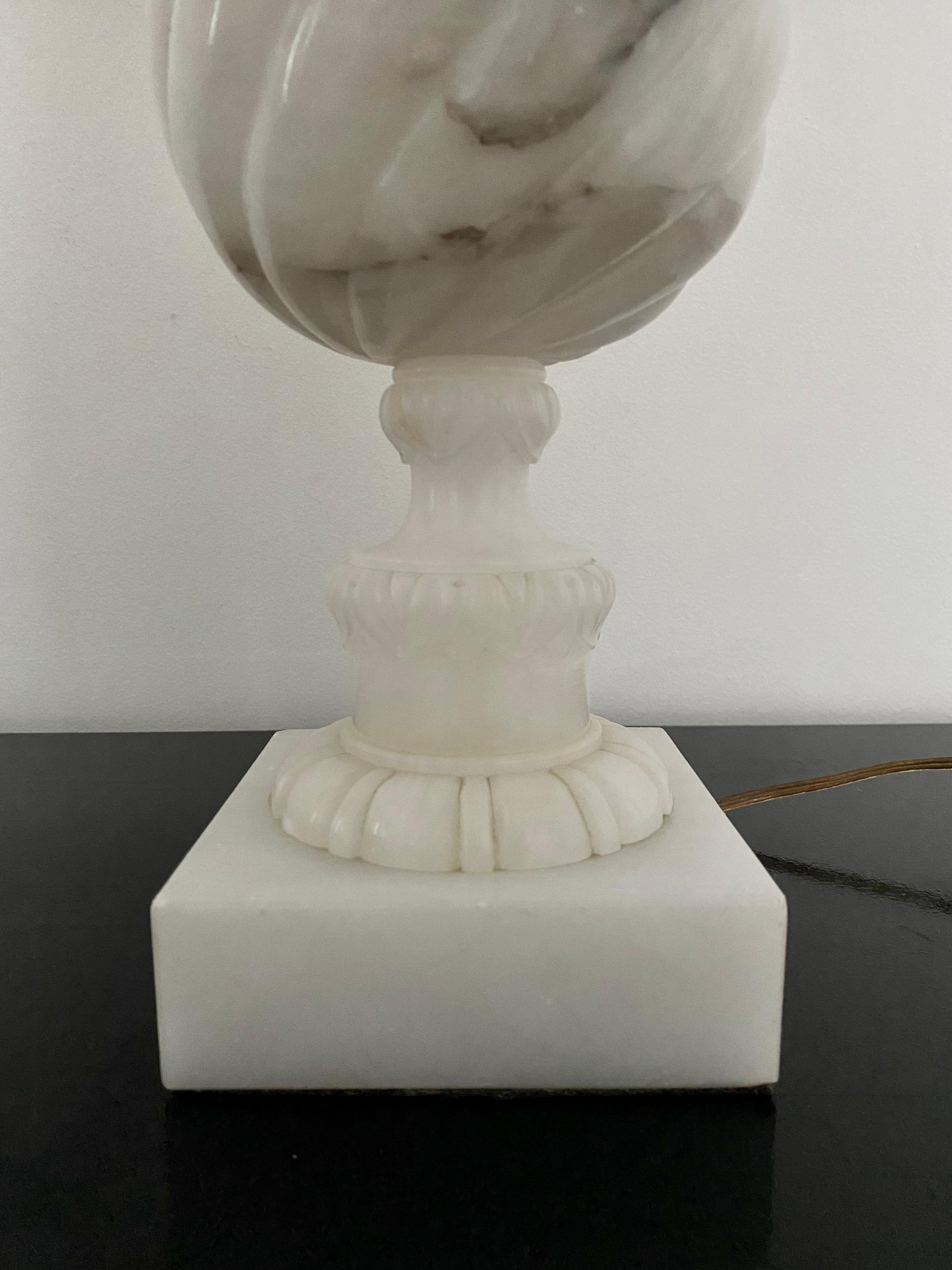 Geschnitzte gedrehte Balustrade-Tischlampe aus Marmor im Zustand „Gut“ im Angebot in Lambertville, NJ