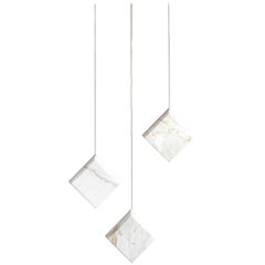 Plafonnier en marbre « Werner Jr. » Calacatta Monture en or et satin en stock