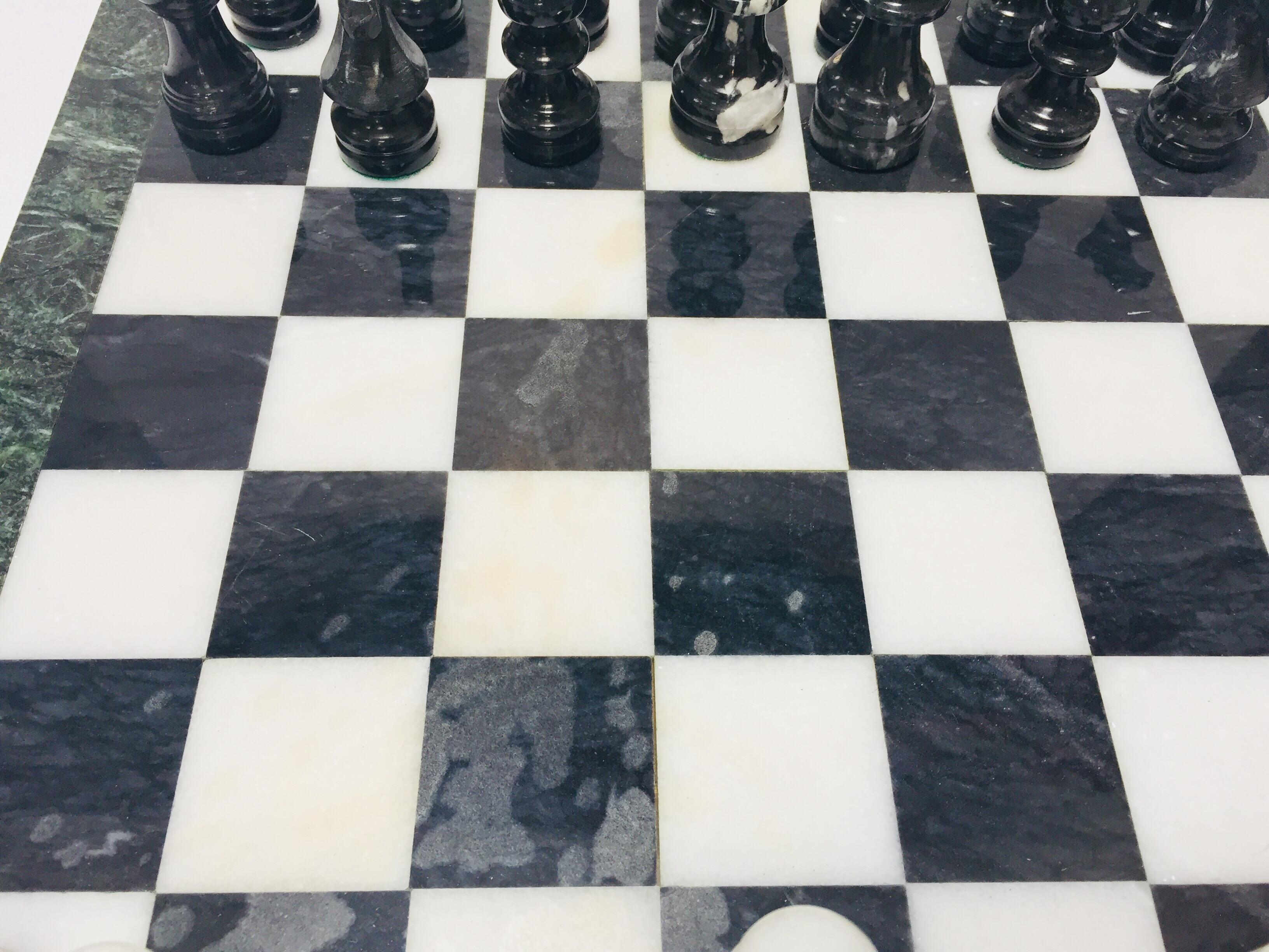 Échiquier en marbre avec pièces d'échecs en onyx noir et blanc sculptées à la main 3