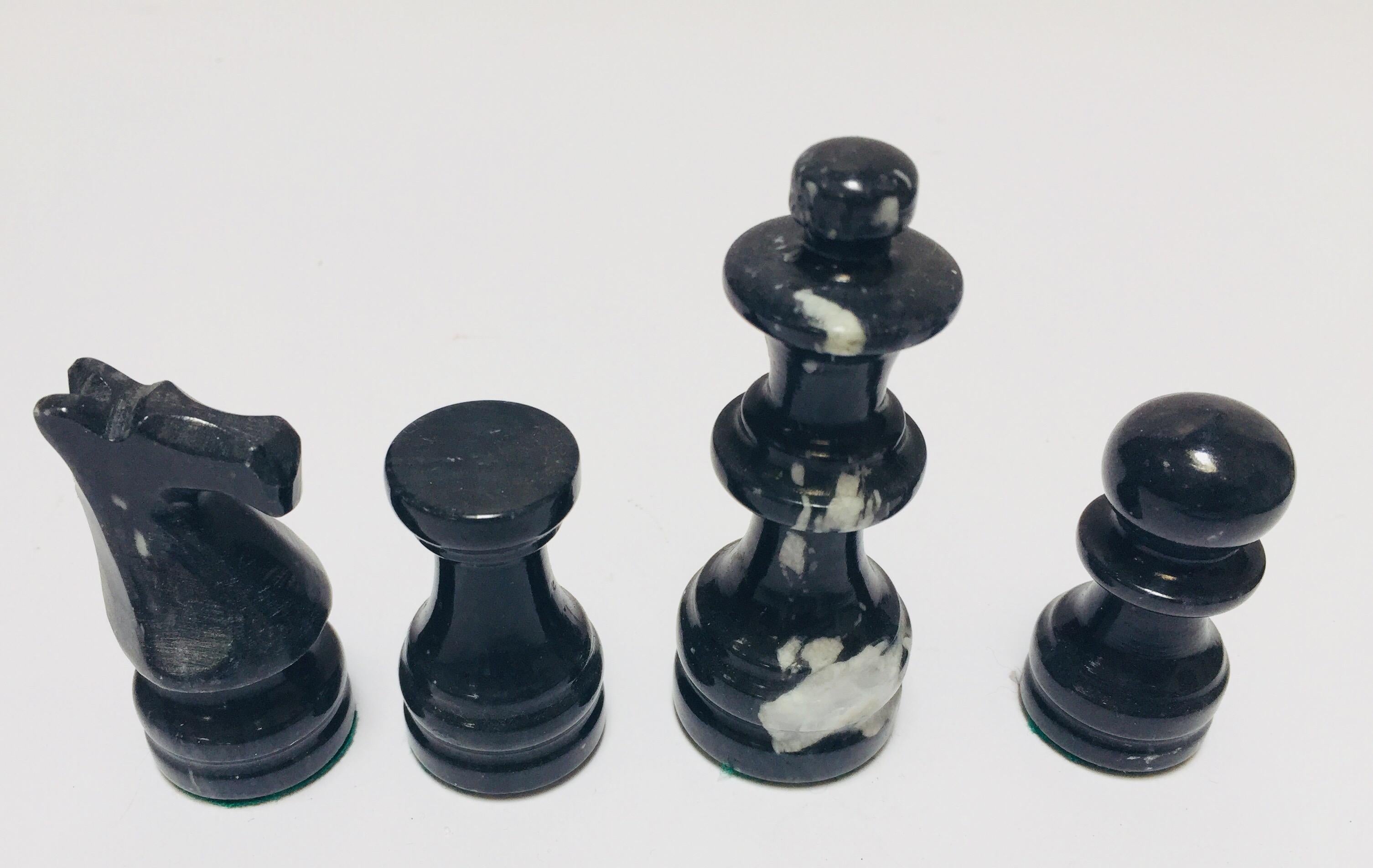 italien Échiquier en marbre avec pièces d'échecs en onyx noir et blanc sculptées à la main