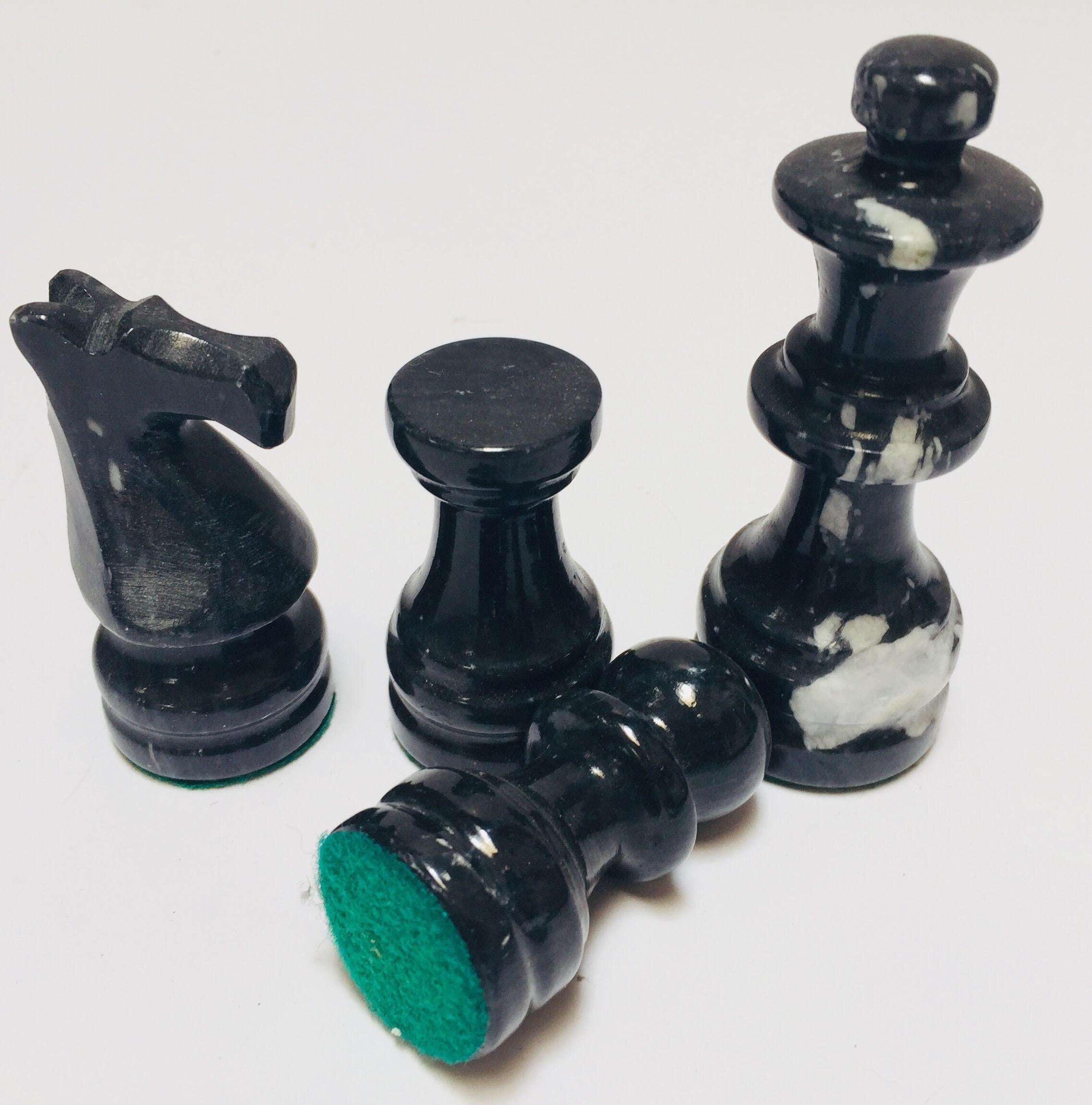 Sculpté à la main Échiquier en marbre avec pièces d'échecs en onyx noir et blanc sculptées à la main