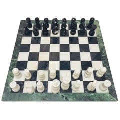 Échiquier en marbre avec pièces d'échecs en onyx noir et blanc sculptées à la main