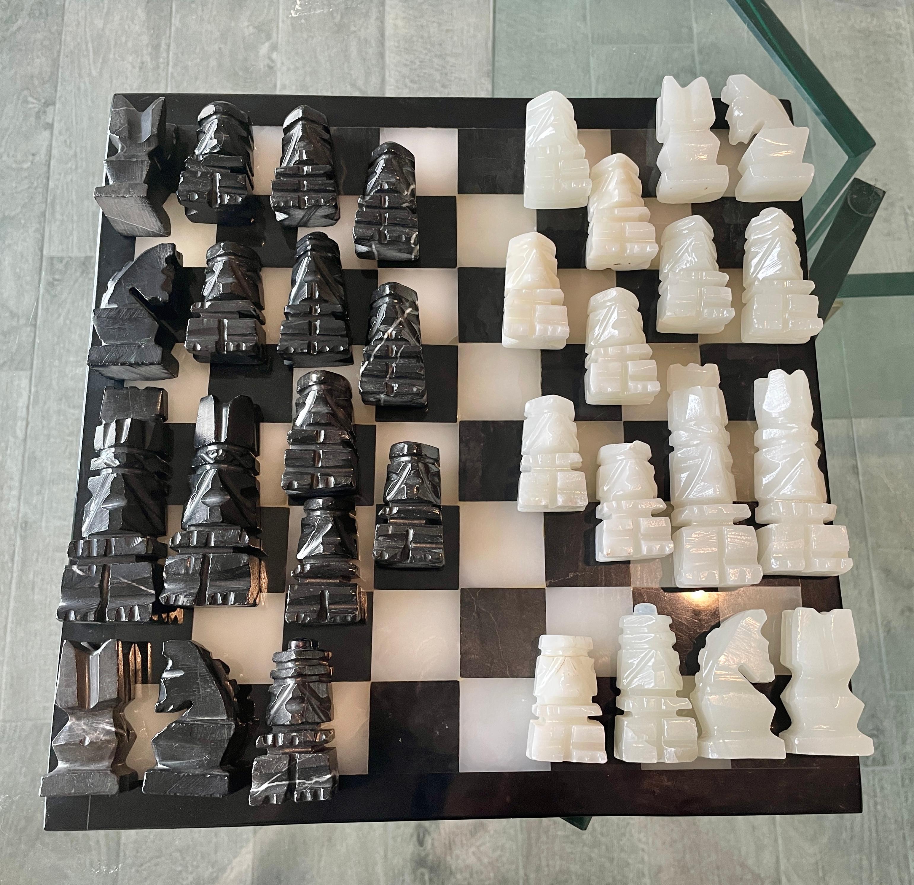 Planche d'échecs en marbre noir et blanc. Un classique pour les amateurs d'échecs qui s'intègre également parfaitement comme décoration d'intérieur.