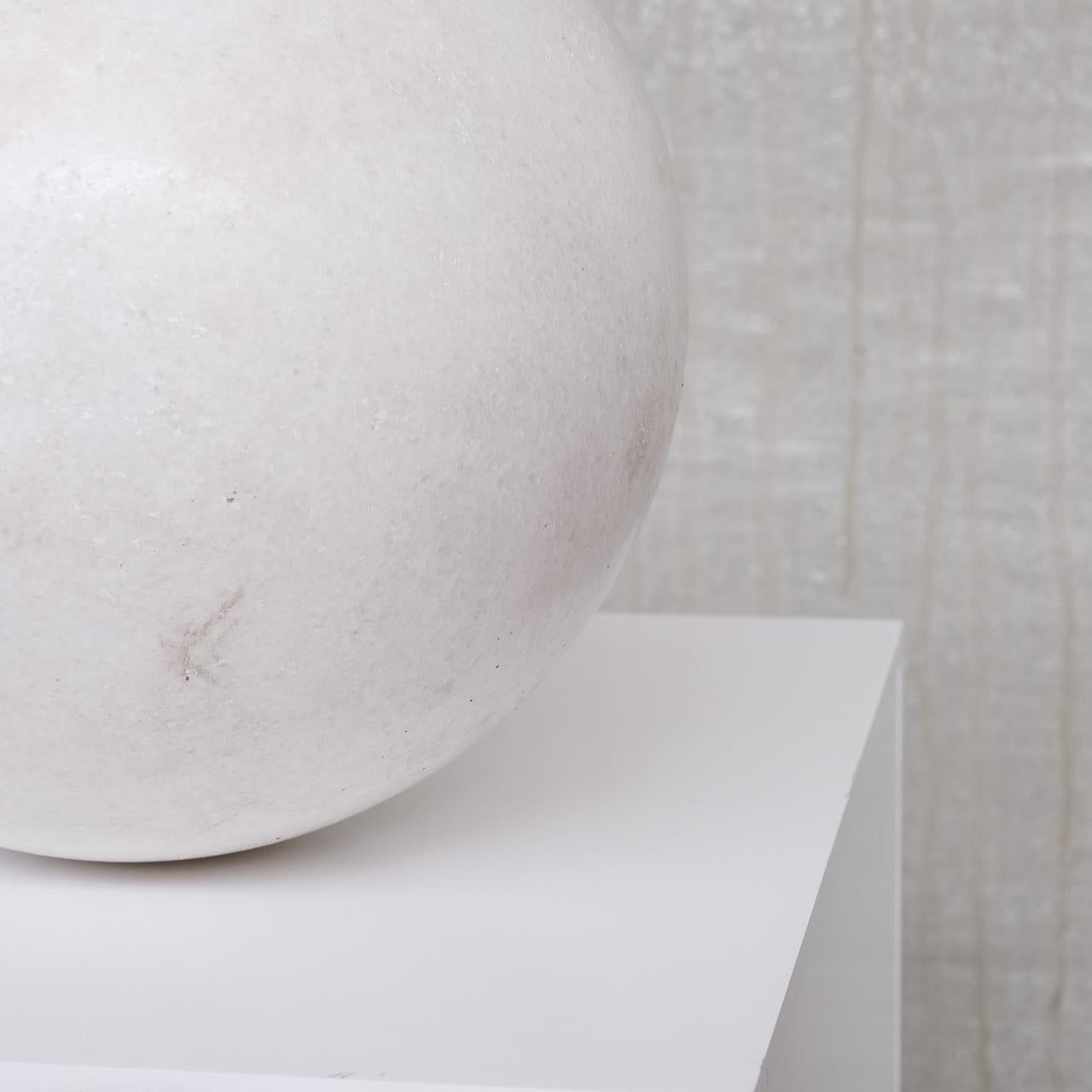 Marbre Boule circulaire en marbre du milieu du siècle en vente