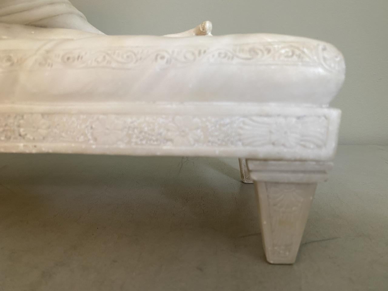 Nu classique couché en marbre en vente 4