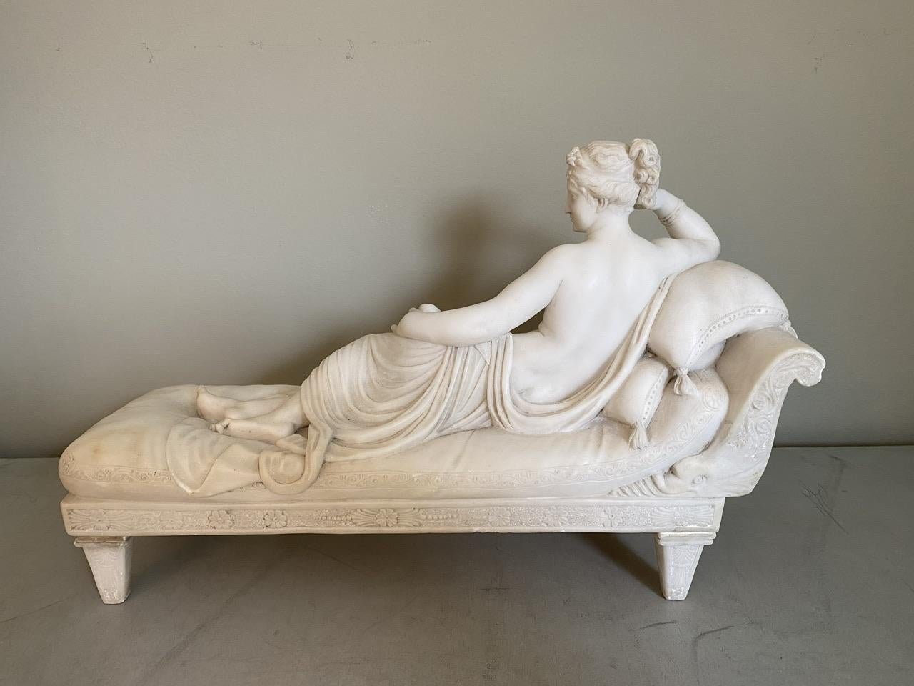 Nu classique couché en marbre en vente 5