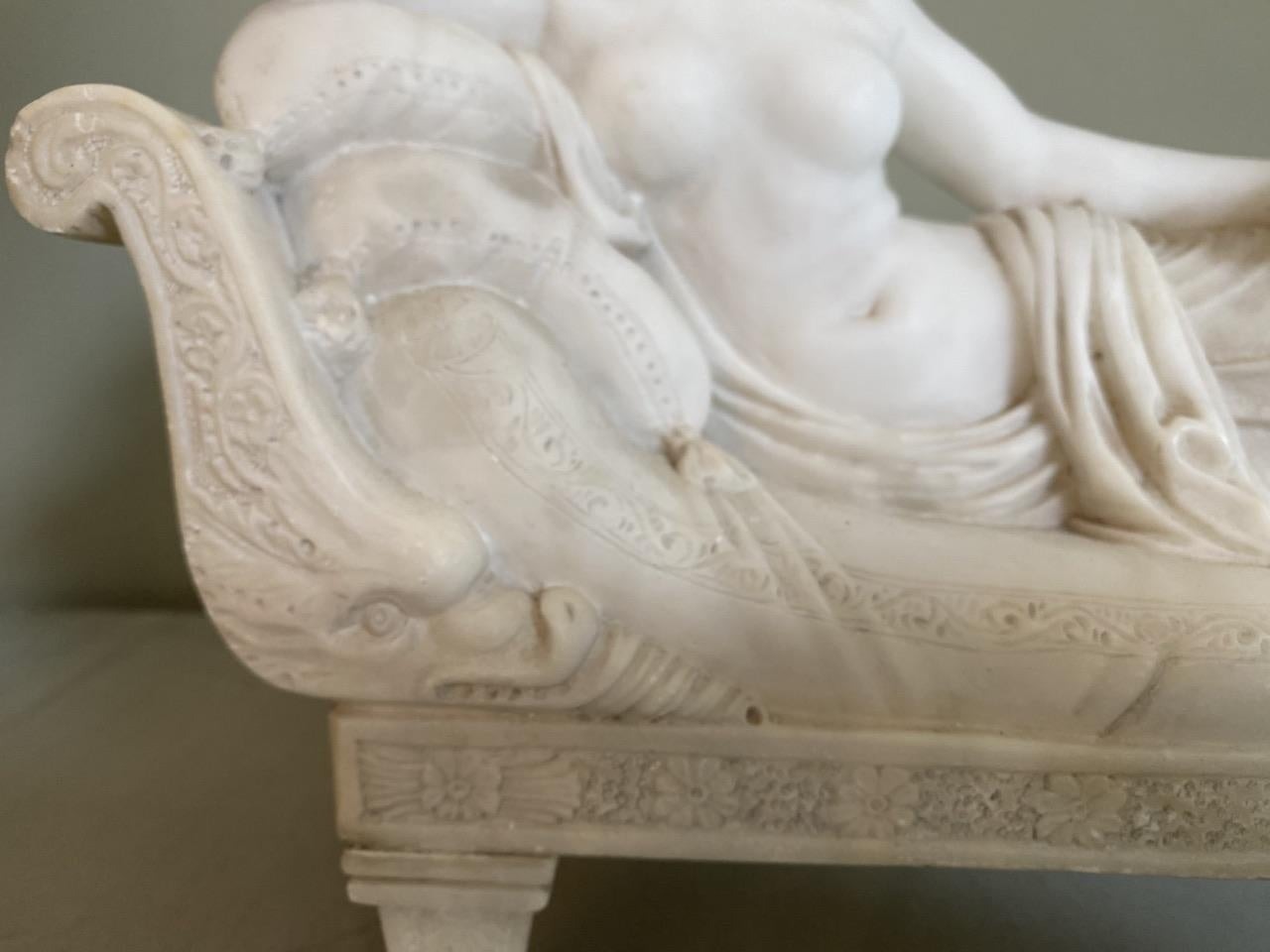 Nu classique couché en marbre en vente 7