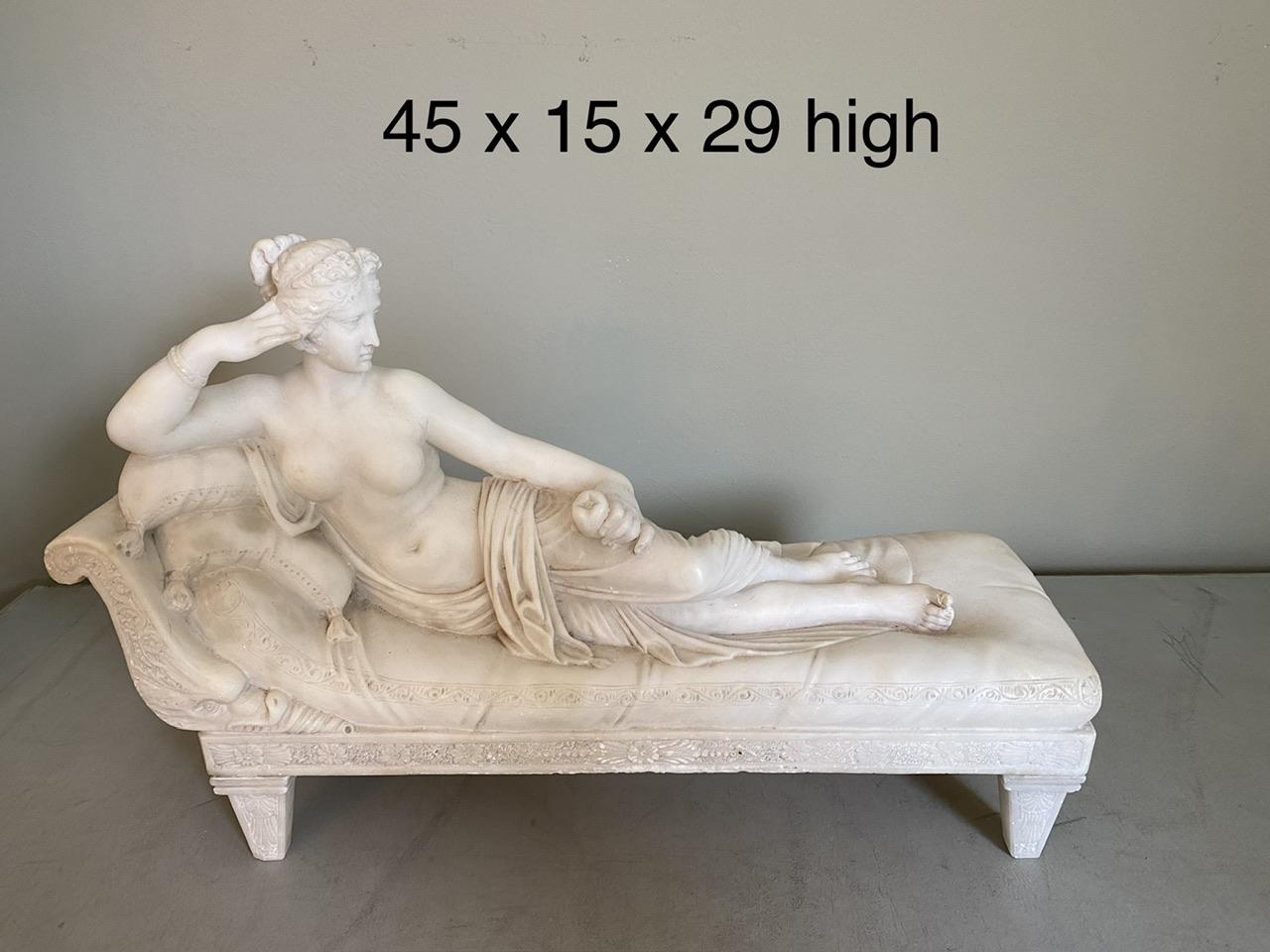 Nu classique couché en marbre en vente 8