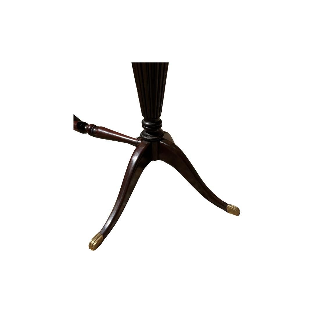 Design néoclassique classique de Paolo Buffa pour Cassina, datant du milieu du 20e siècle. Le plateau ovale amovible en marbre beige repose sur une base en acajou avec des pieds en laiton. Le style épineux et décoratif des pieds est emblématique du