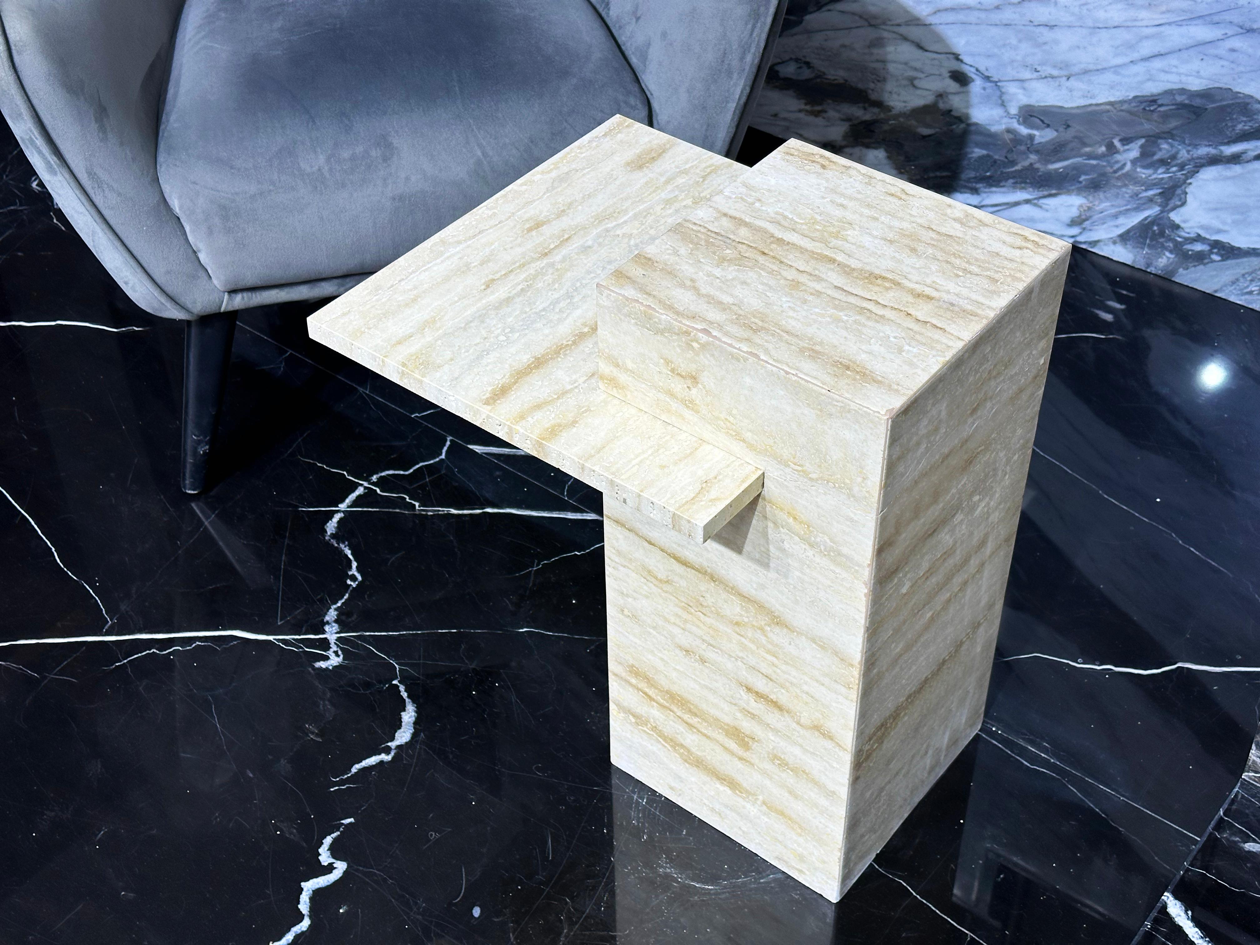 Turco Tavolino in marmo di design - Tavolino in travertino - Tavolino in marmo bianco in vendita