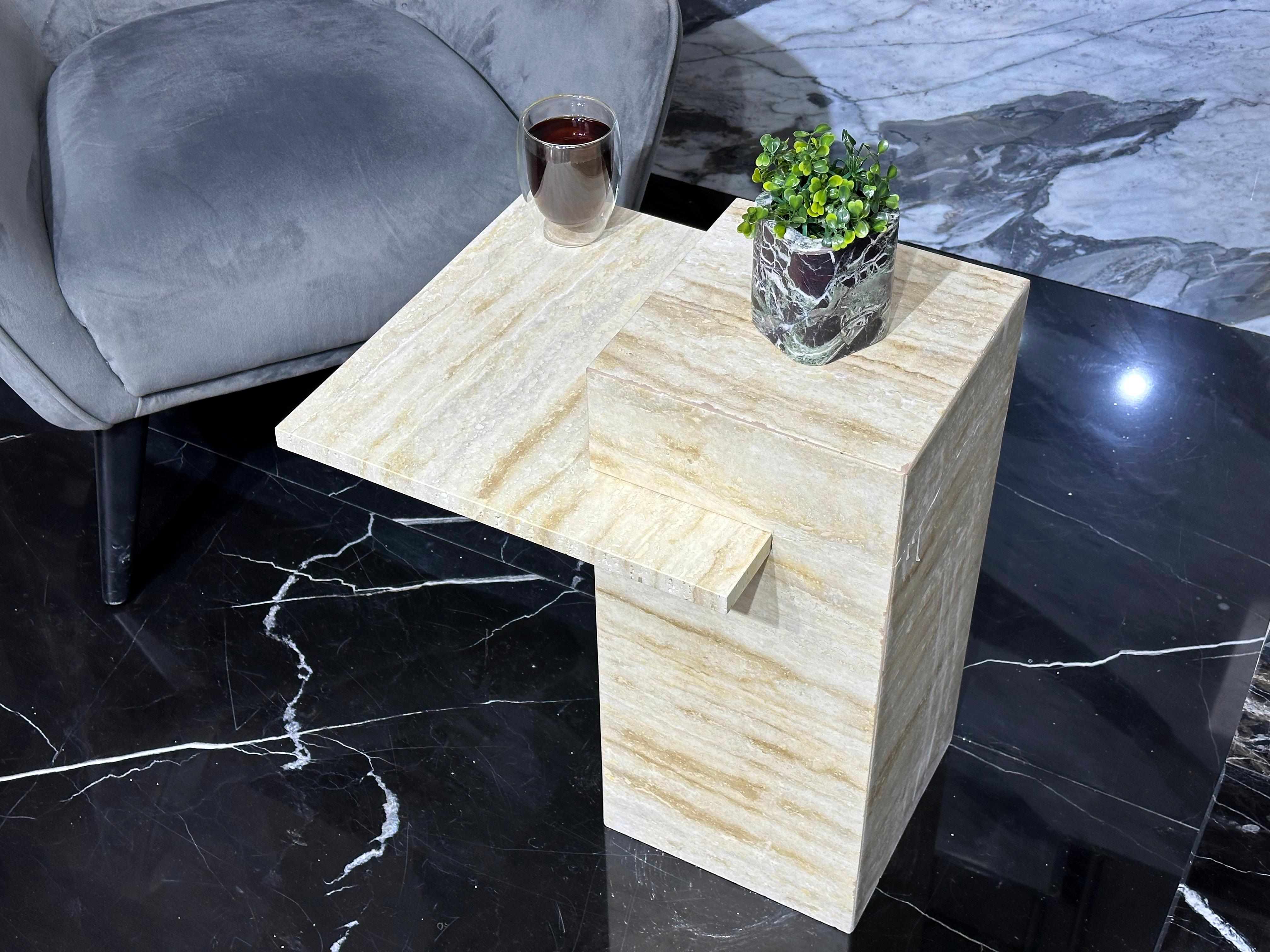 Intagliato Tavolino in marmo di design - Tavolino in travertino - Tavolino in marmo bianco in vendita