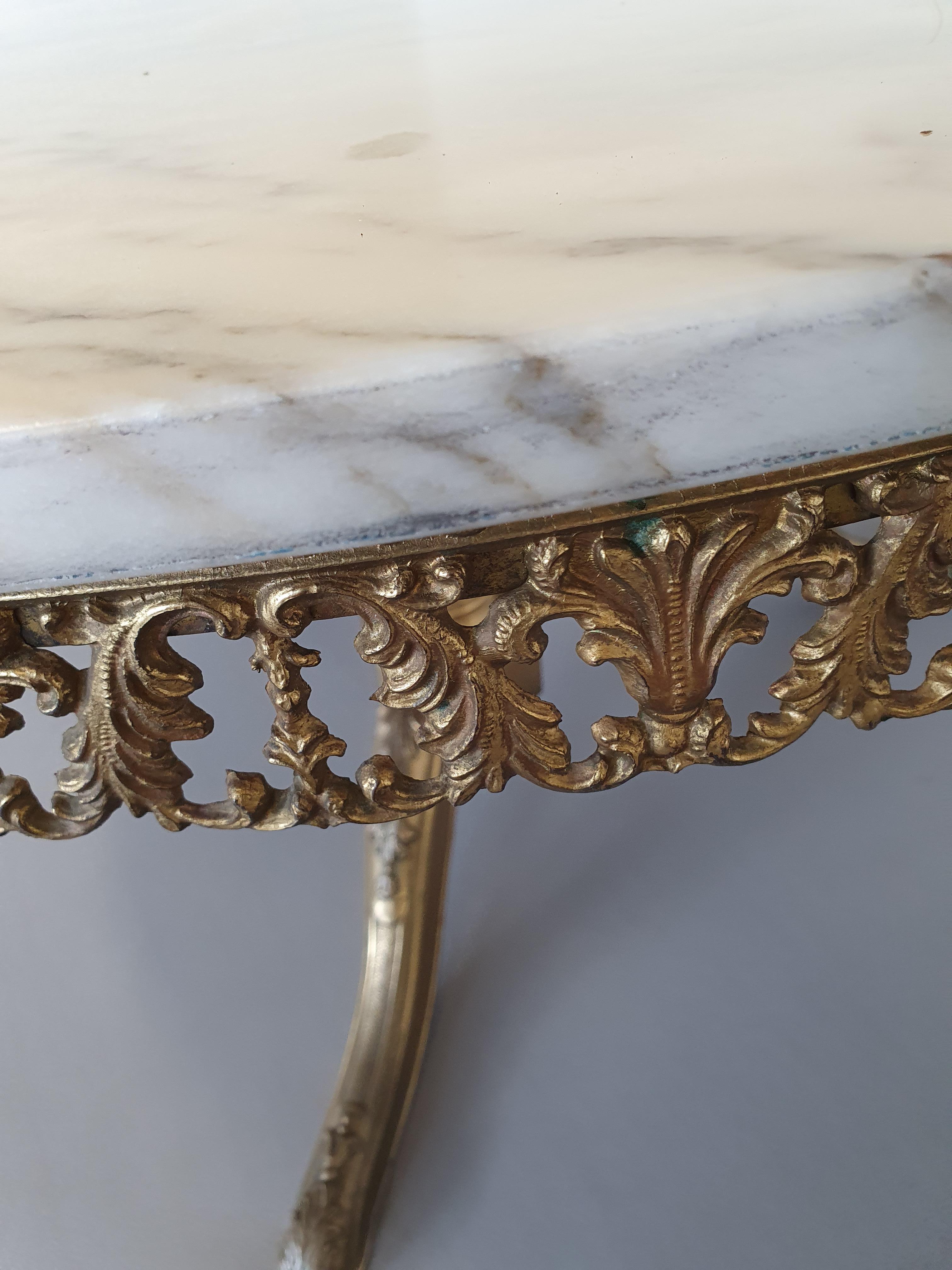 Table basse / base dorée au feu / marbre italien avec belle couleur en vente 6