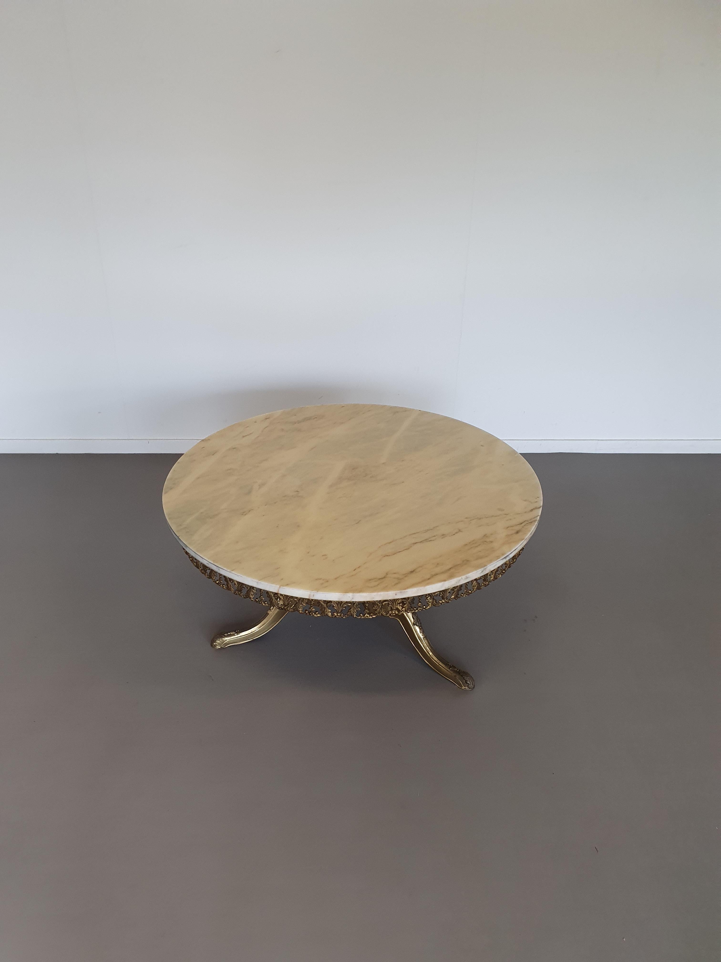 Autre Table basse / base dorée au feu / marbre italien avec belle couleur en vente