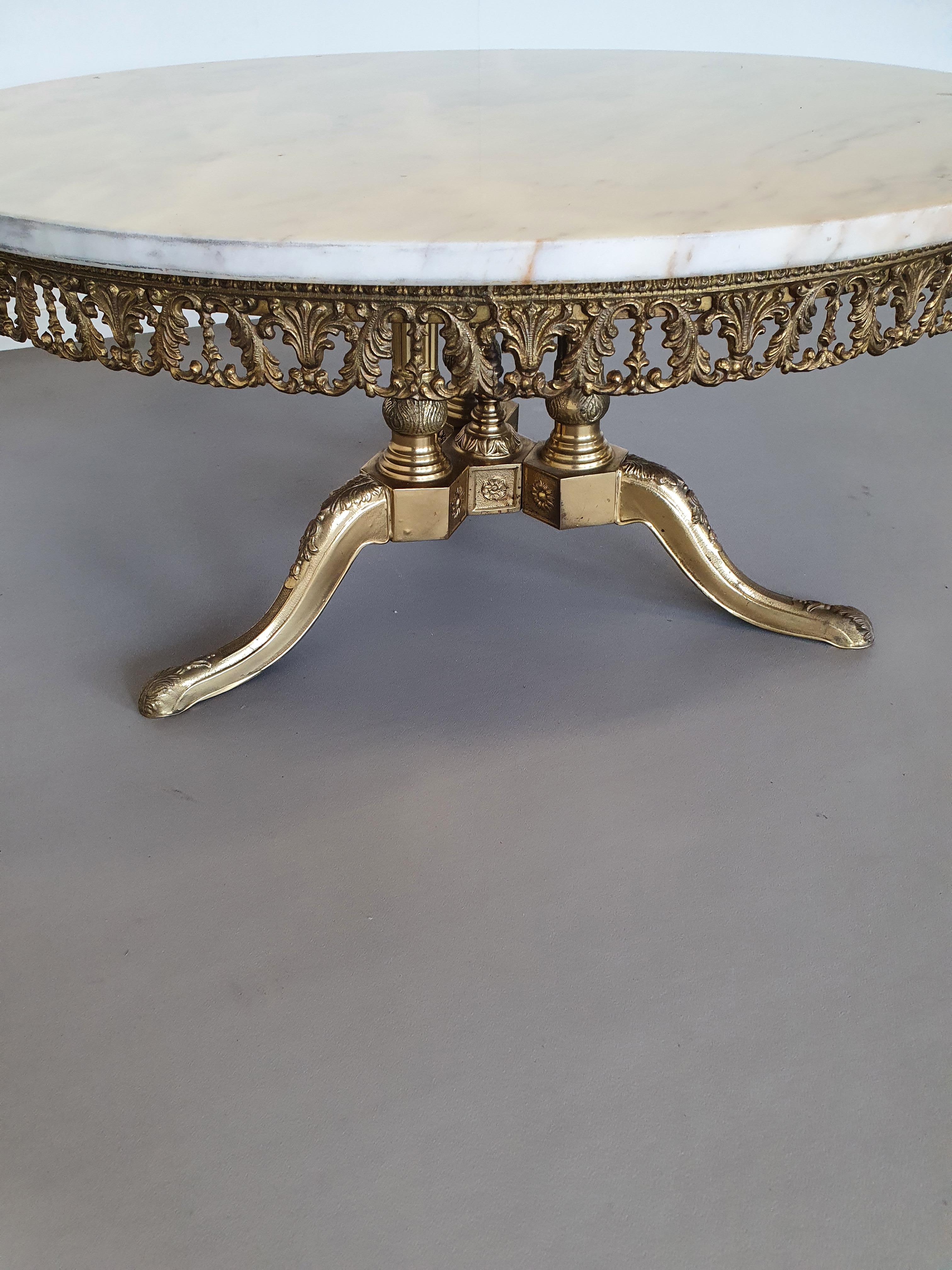 Milieu du XXe siècle Table basse / base dorée au feu / marbre italien avec belle couleur en vente