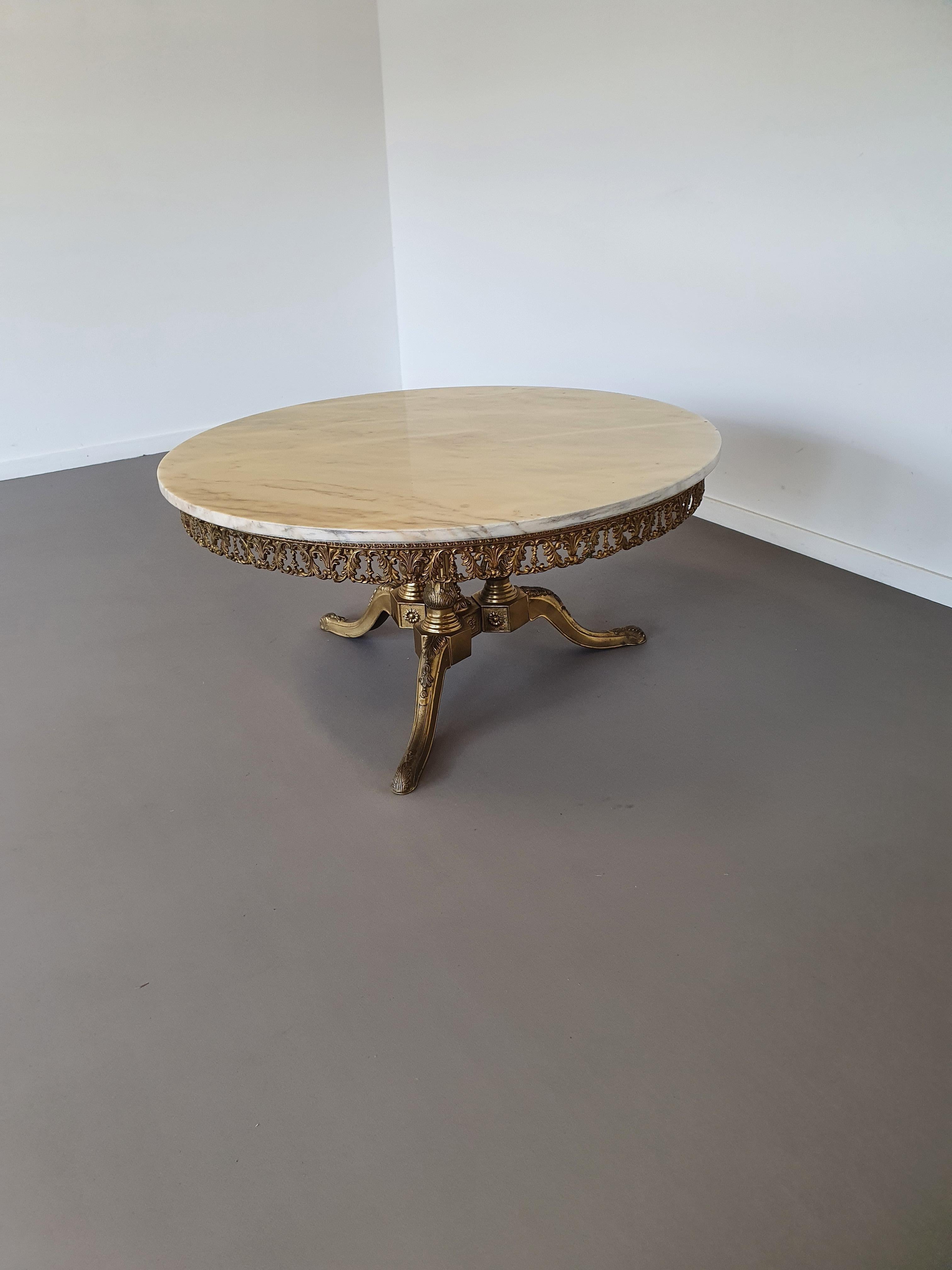 Table basse / base dorée au feu / marbre italien avec belle couleur en vente 2