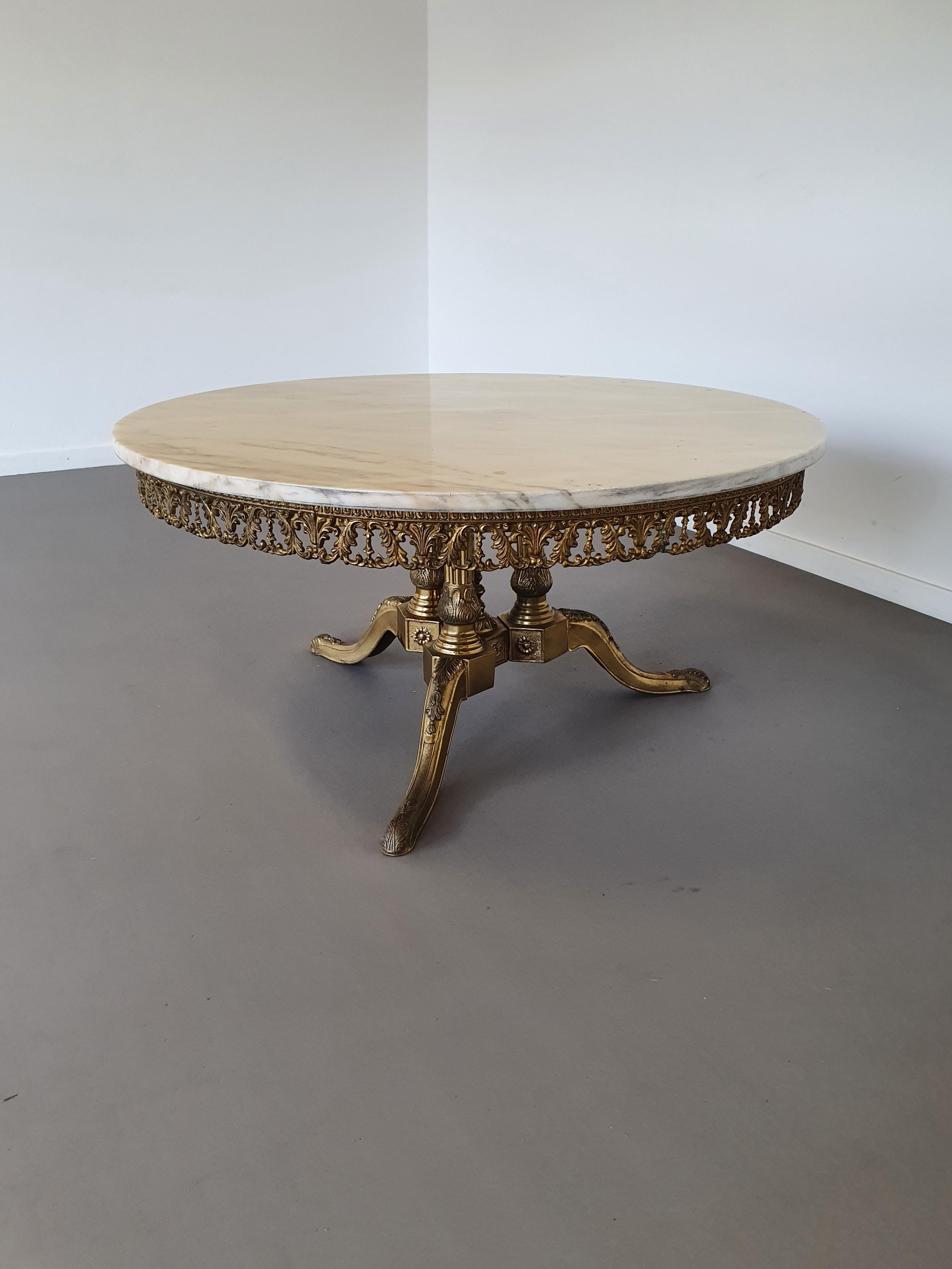 Table basse / base dorée au feu / marbre italien avec belle couleur en vente 3