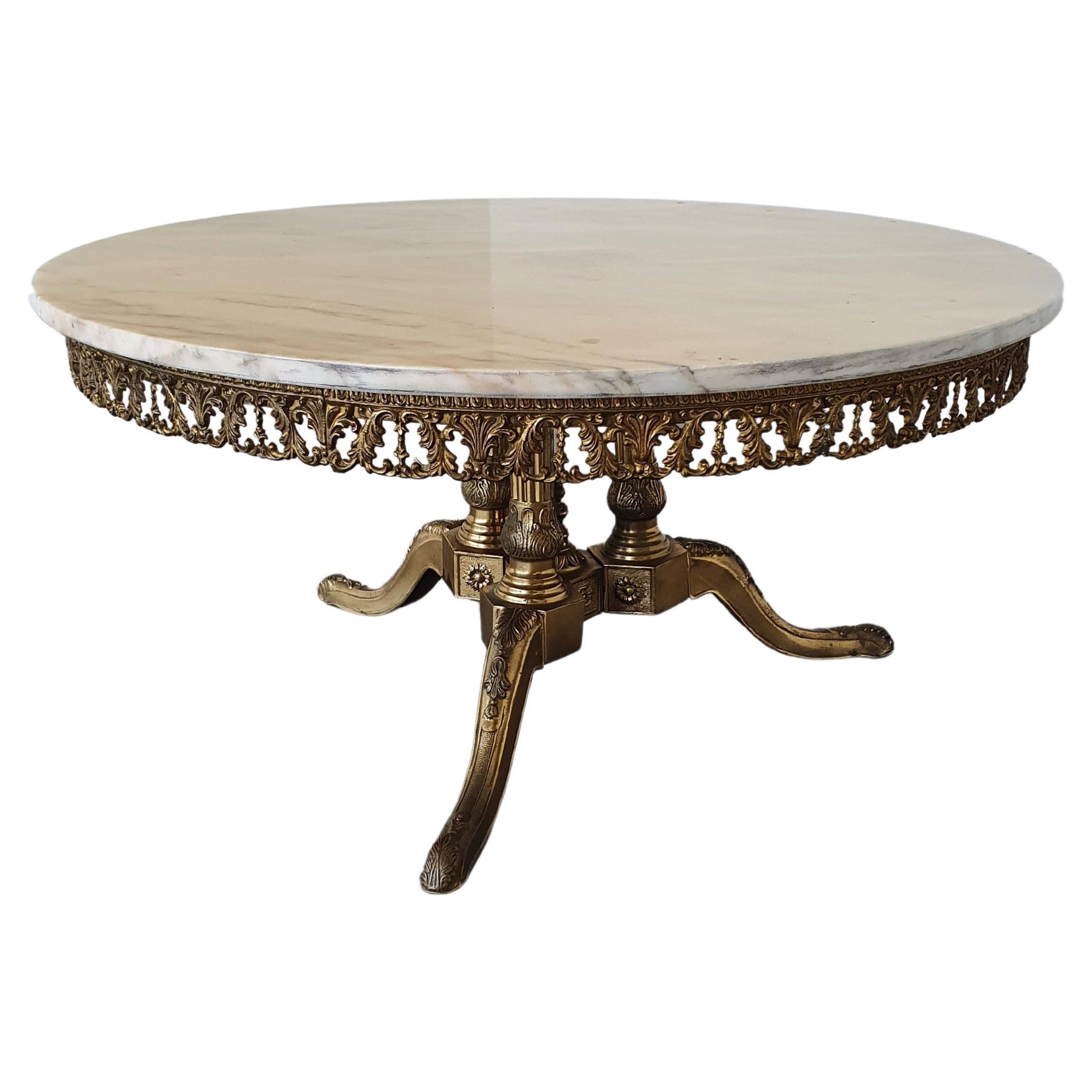 Table basse / base dorée au feu / marbre italien avec belle couleur en vente