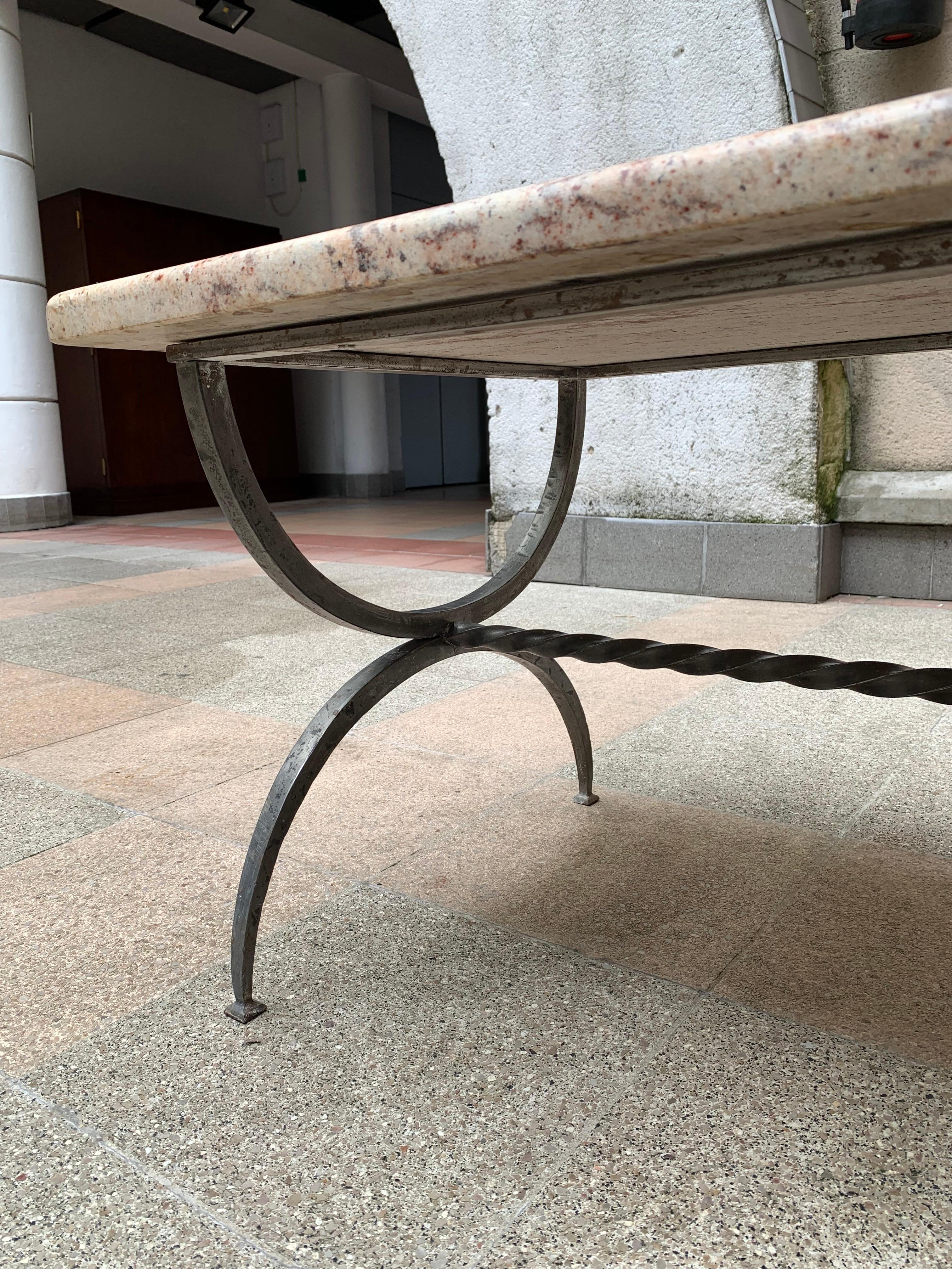 Coffee table in the style of Jansen, 
Circa 1975
Pewter-style metal legs and marble top
Dimensions: L 115 x P 55 x H 46.







