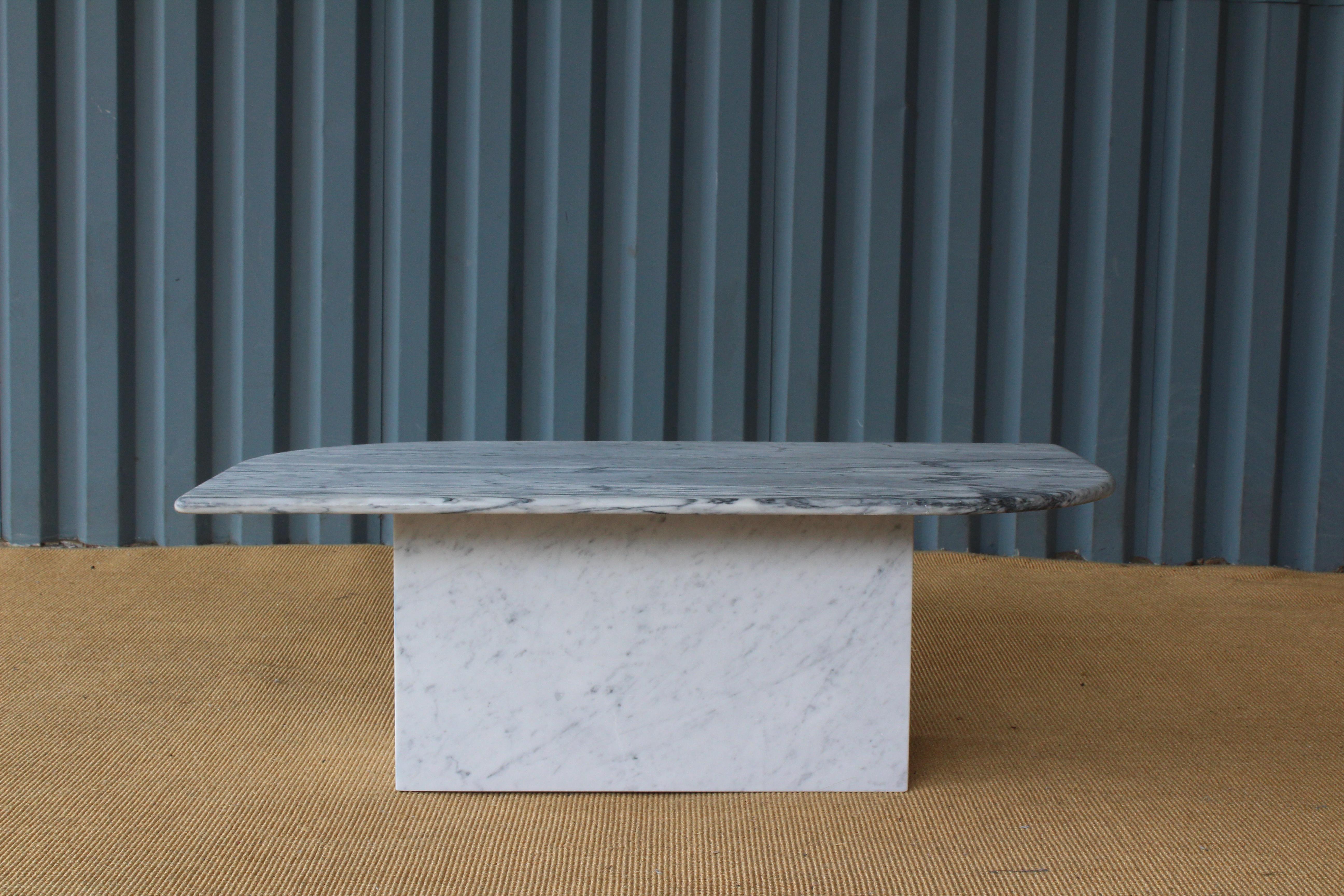 1970s Italian marble coffee table on a box marble base. Some age appropriate wear on the surface.