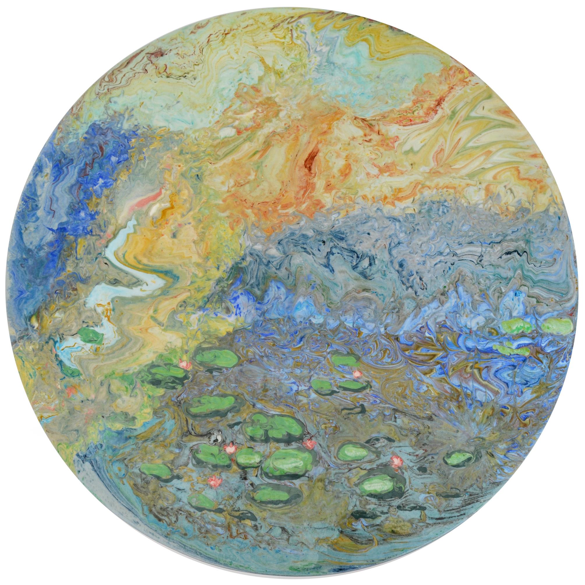 Dieser kleine Tisch mit Marmorplatte ist vollständig mit pigmentierter, kalter Keramik dekoriert, deren Dekoration eine Hommage an den französischen Künstler Monet ist und seine berühmten Seerosen in einer eher abstrakten Vision wieder aufnimmt. Der