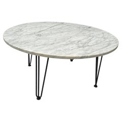 Table basse en marbre avec pieds en fer de reproduction