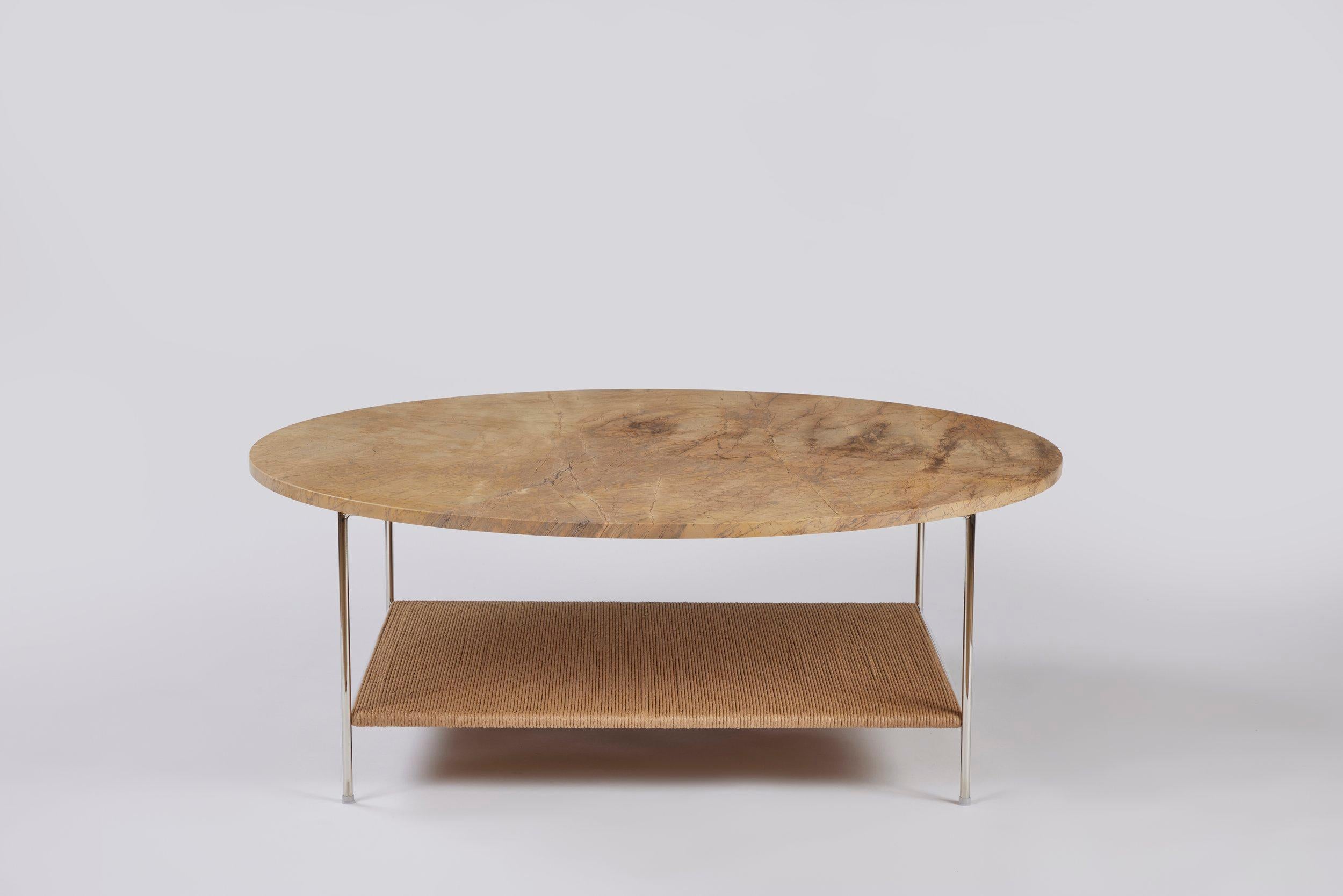 Chaque marbre est sélectionné pour ses qualités uniques. 

L'étagère en jonc est tissée par un maître tisserand ayant plus de 40 ans d'expérience. 

Nous utilisons 70% d'acier recyclé pour le cadre. 

Design/One a été conçu par un ancien marchand