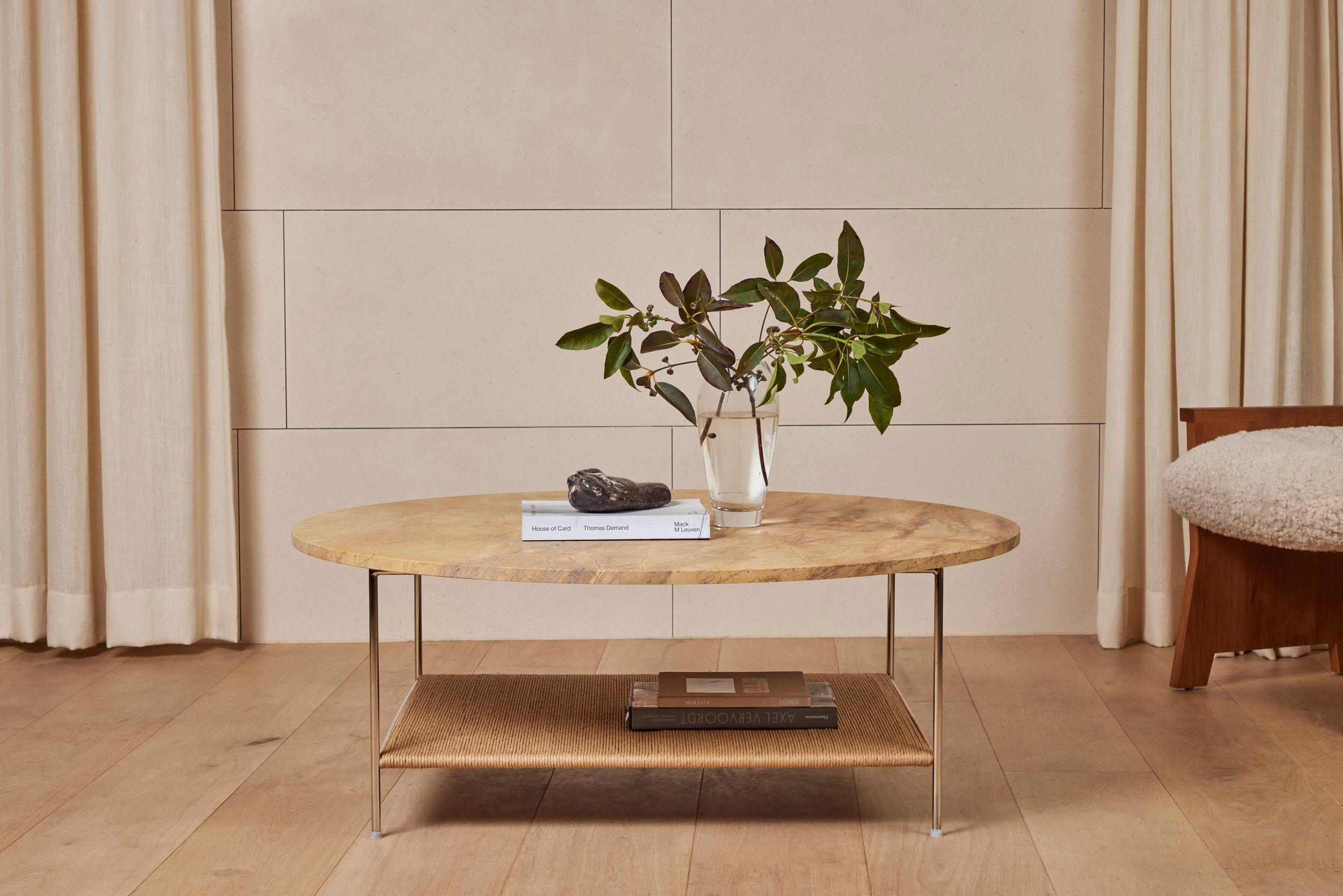 Table basse en marbre avec étagère en jonc - plaqué nickel poli Neuf - En vente à Venice, CA