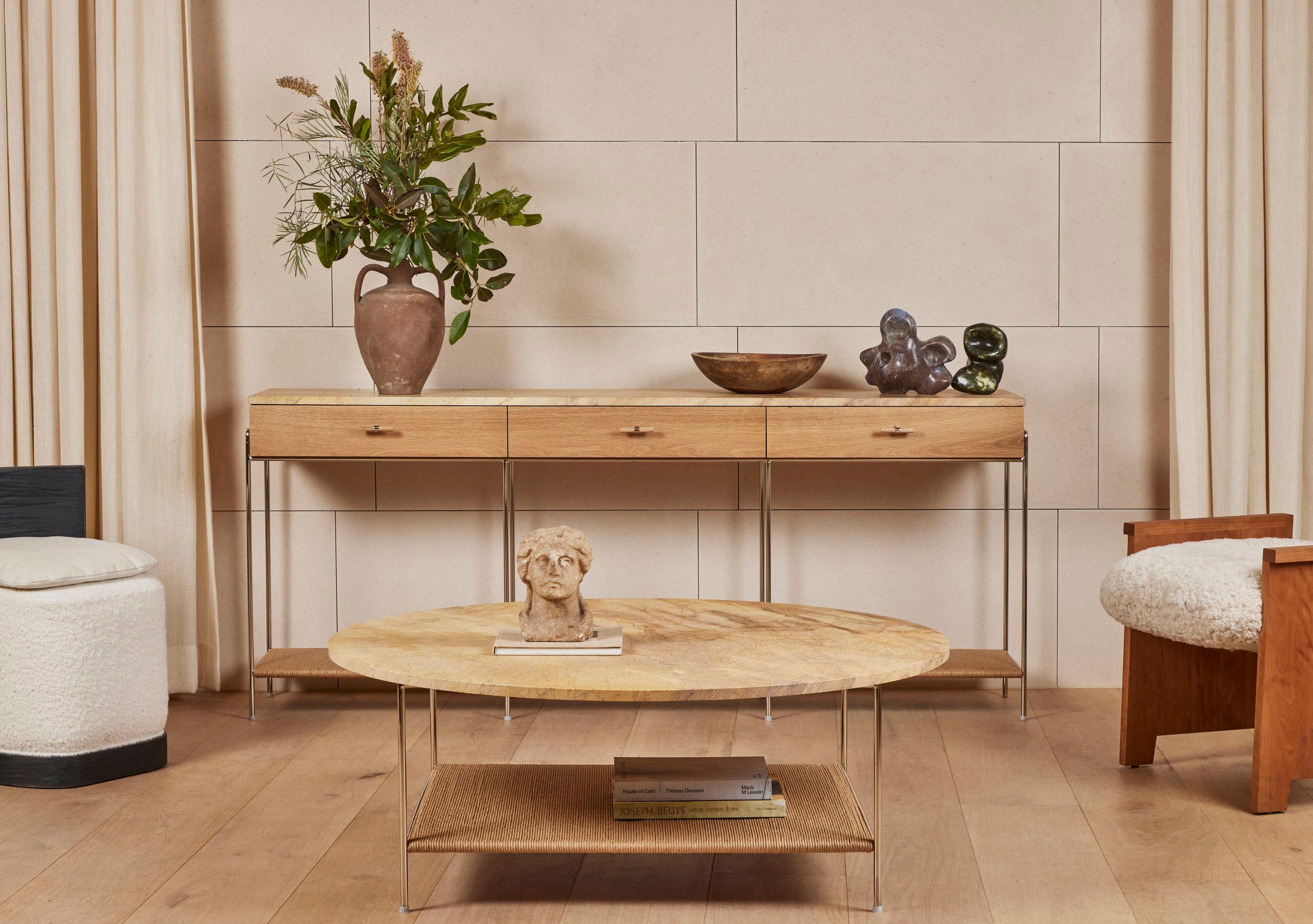 XXIe siècle et contemporain Table basse en marbre avec étagère en jonc - plaqué nickel poli en vente