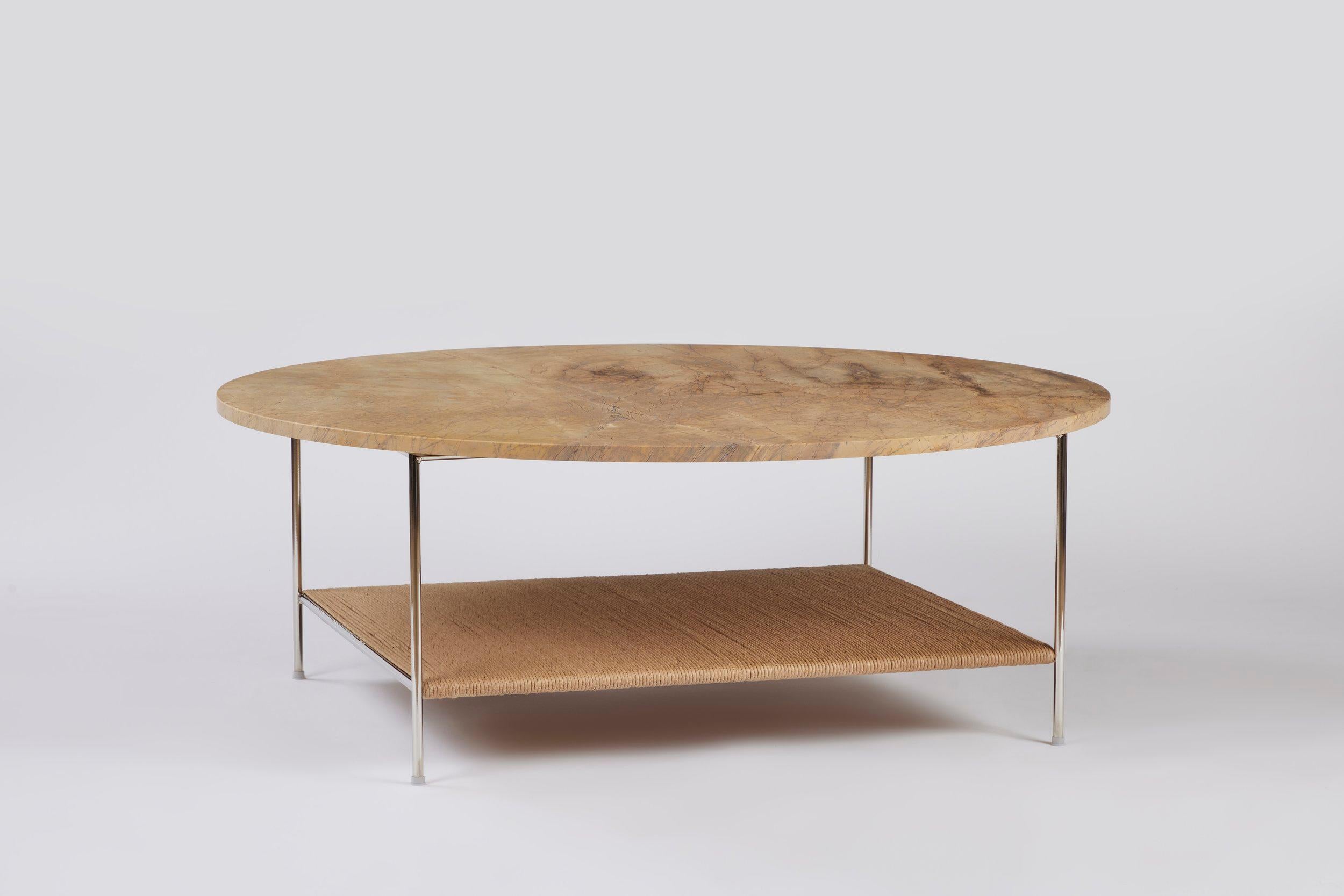 Moderne Table basse en marbre avec étagère en jonc - plaqué nickel poli en vente